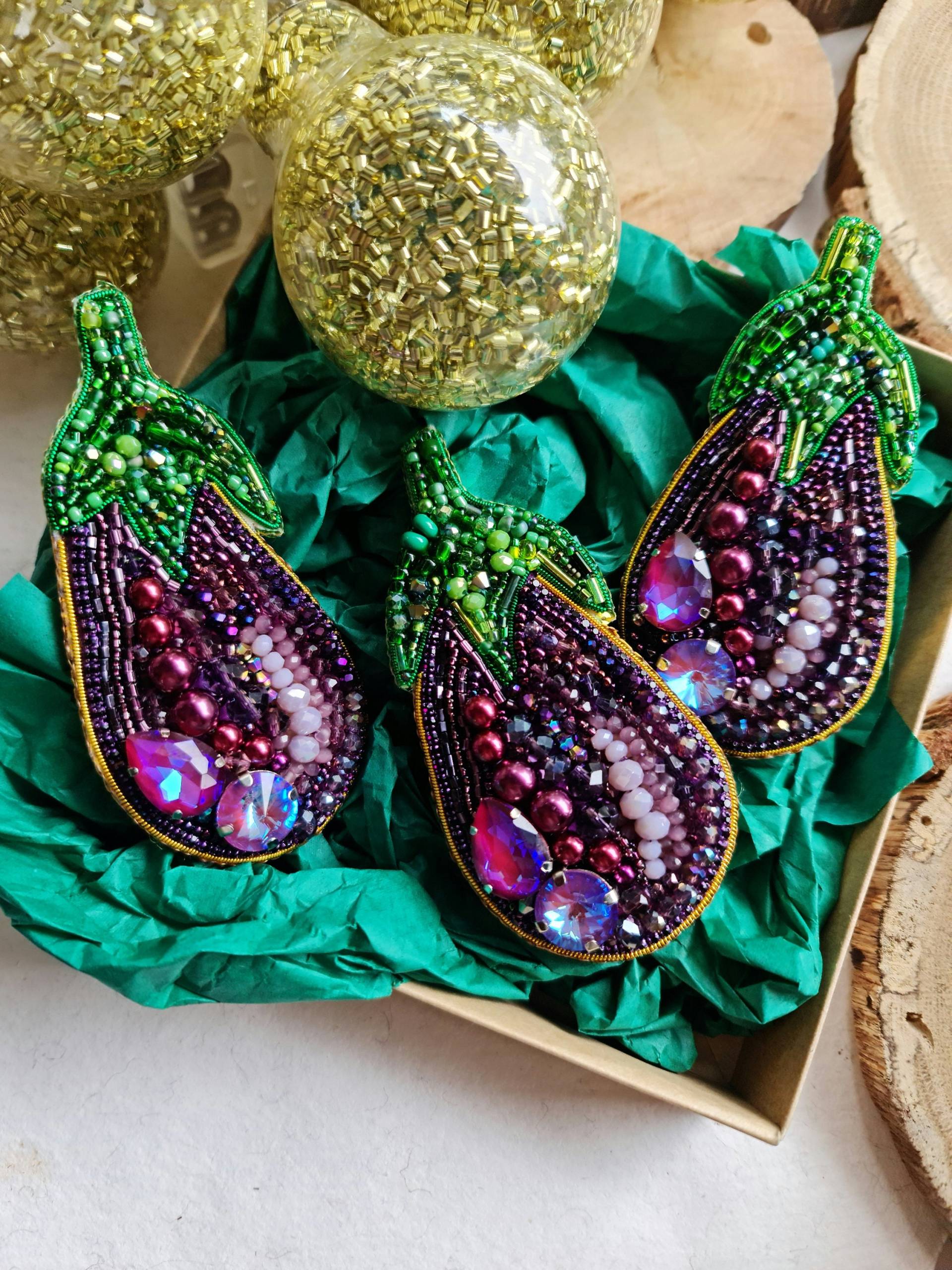 Pflanzliche Perlenbrosche, Lila Aubergine, Weihnachtsgeschenk von RdjewelryDesigns