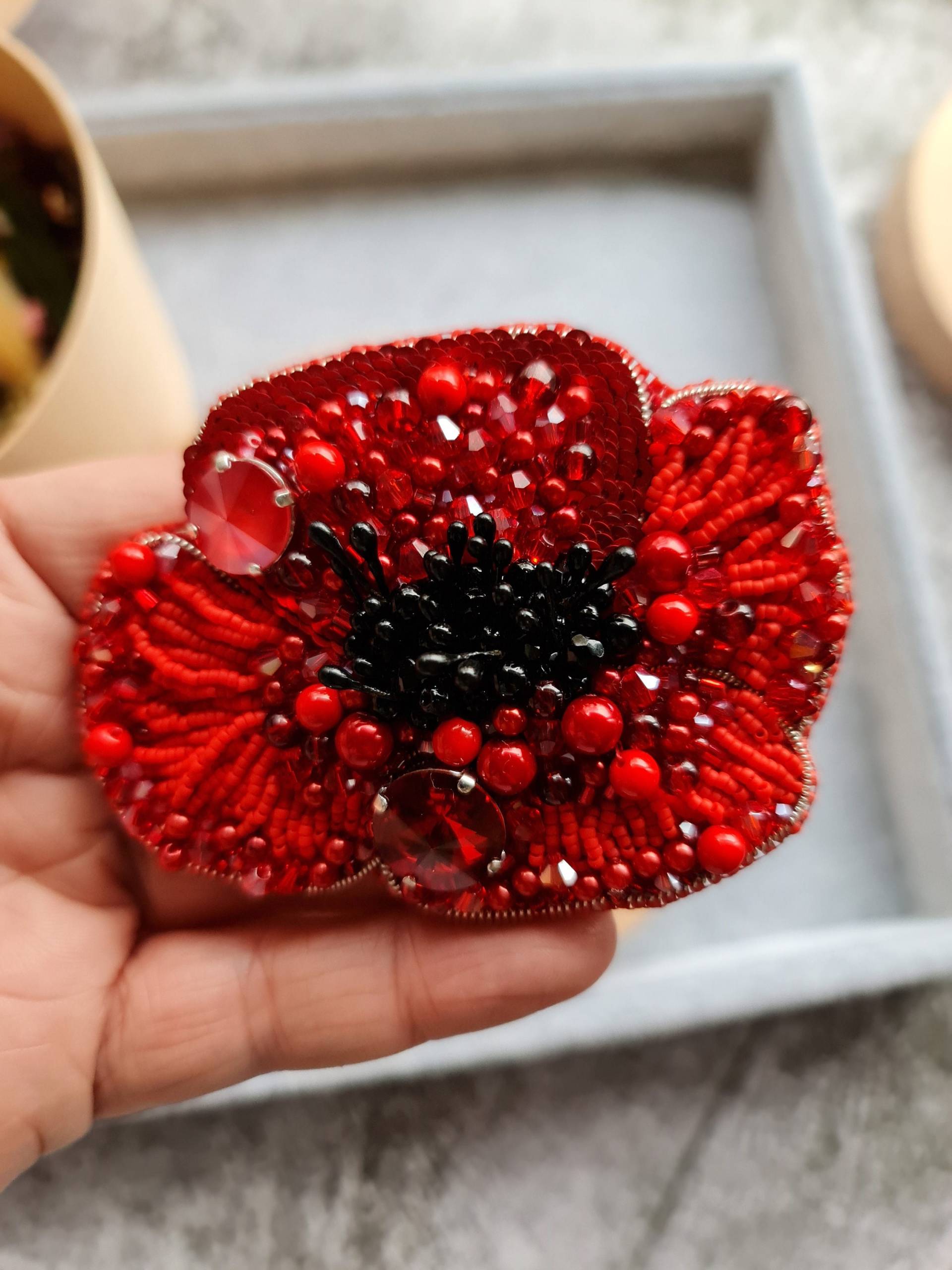 Poppy Bestickte Brosche, Blumen Kristall Pin, Handgemachter Schmuck von RdjewelryDesigns