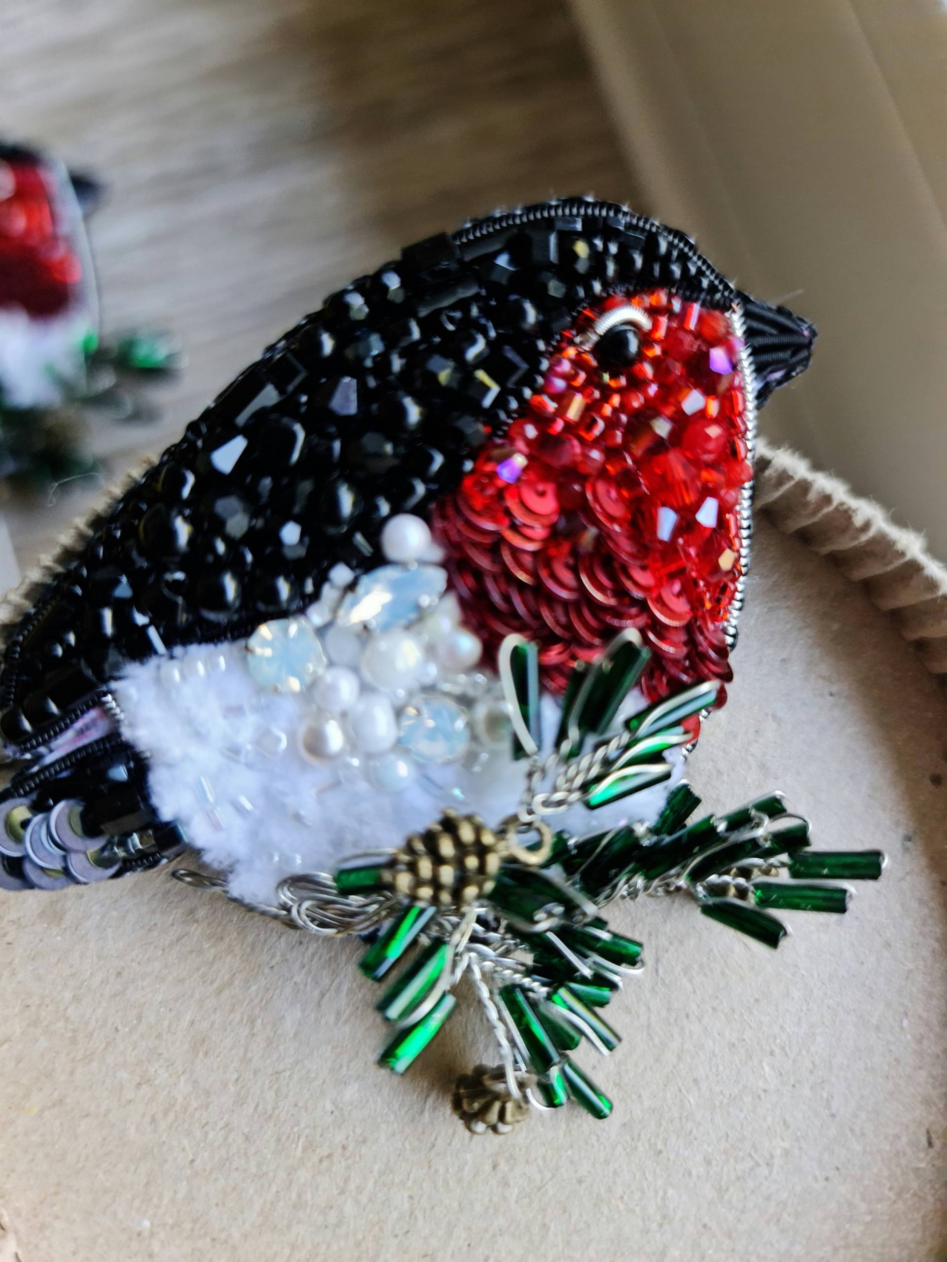 Robin's Festliche Charme Weihnachtsvogel Brosche von RdjewelryDesigns