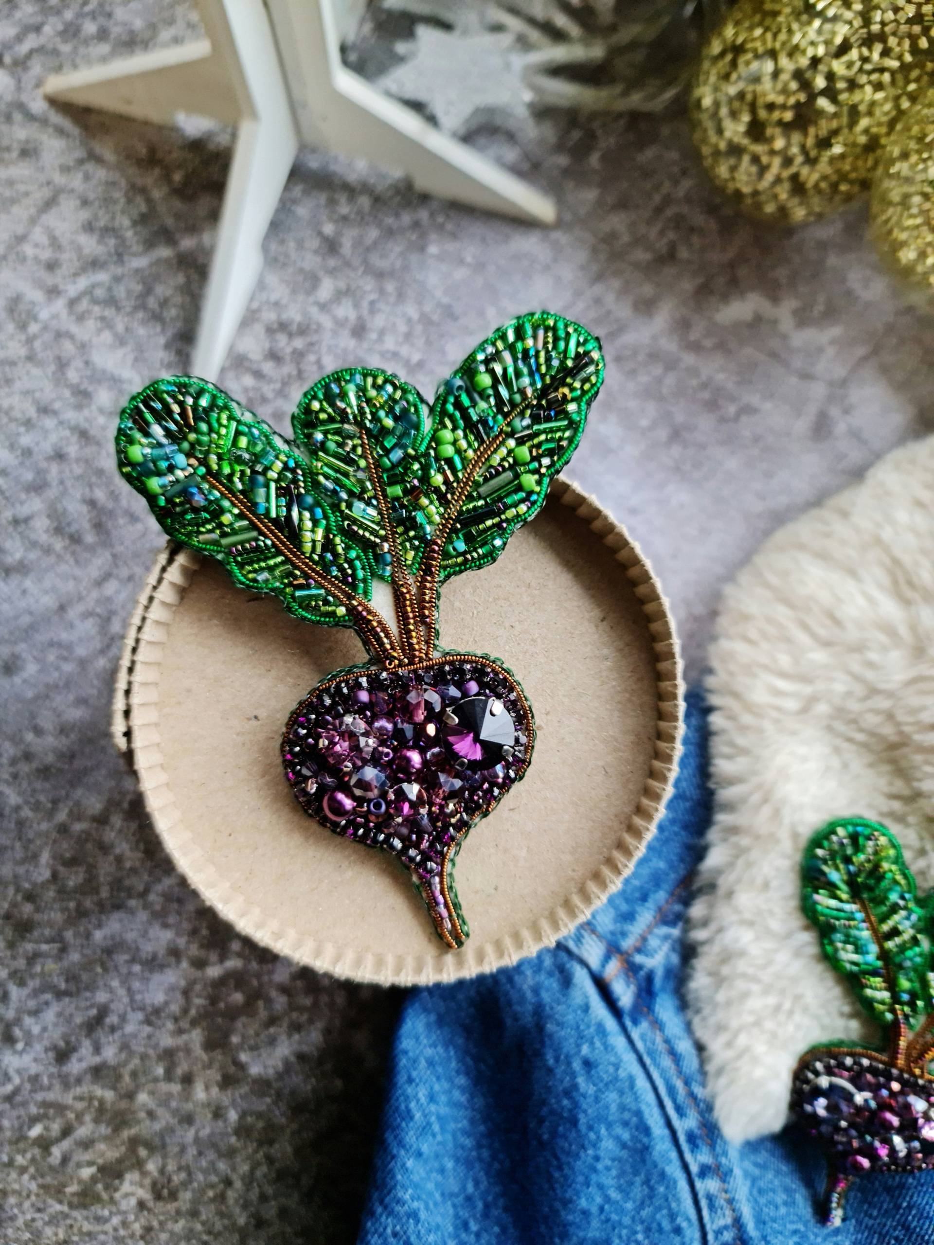 Rote Beete Brosche Veganer Perlenschmuck von RdjewelryDesigns