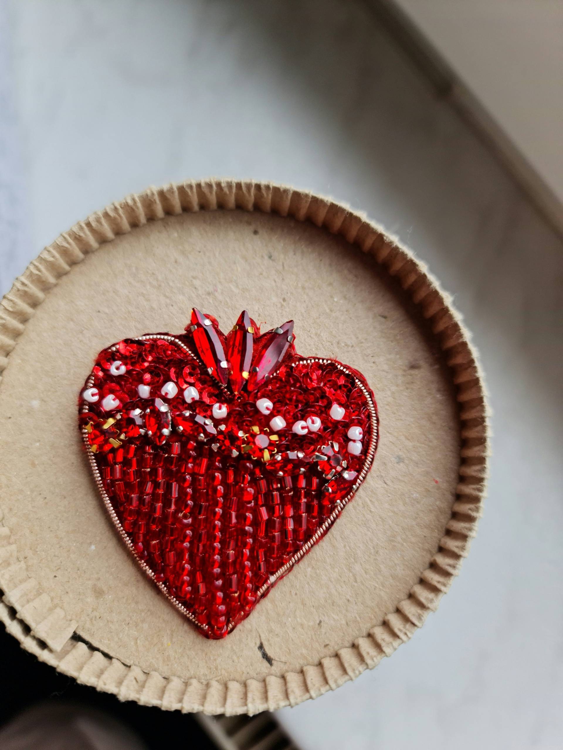 Rote Herz Brosche, Love Pin, Einzigartiges Weihnachtsgeschenk von RdjewelryDesigns