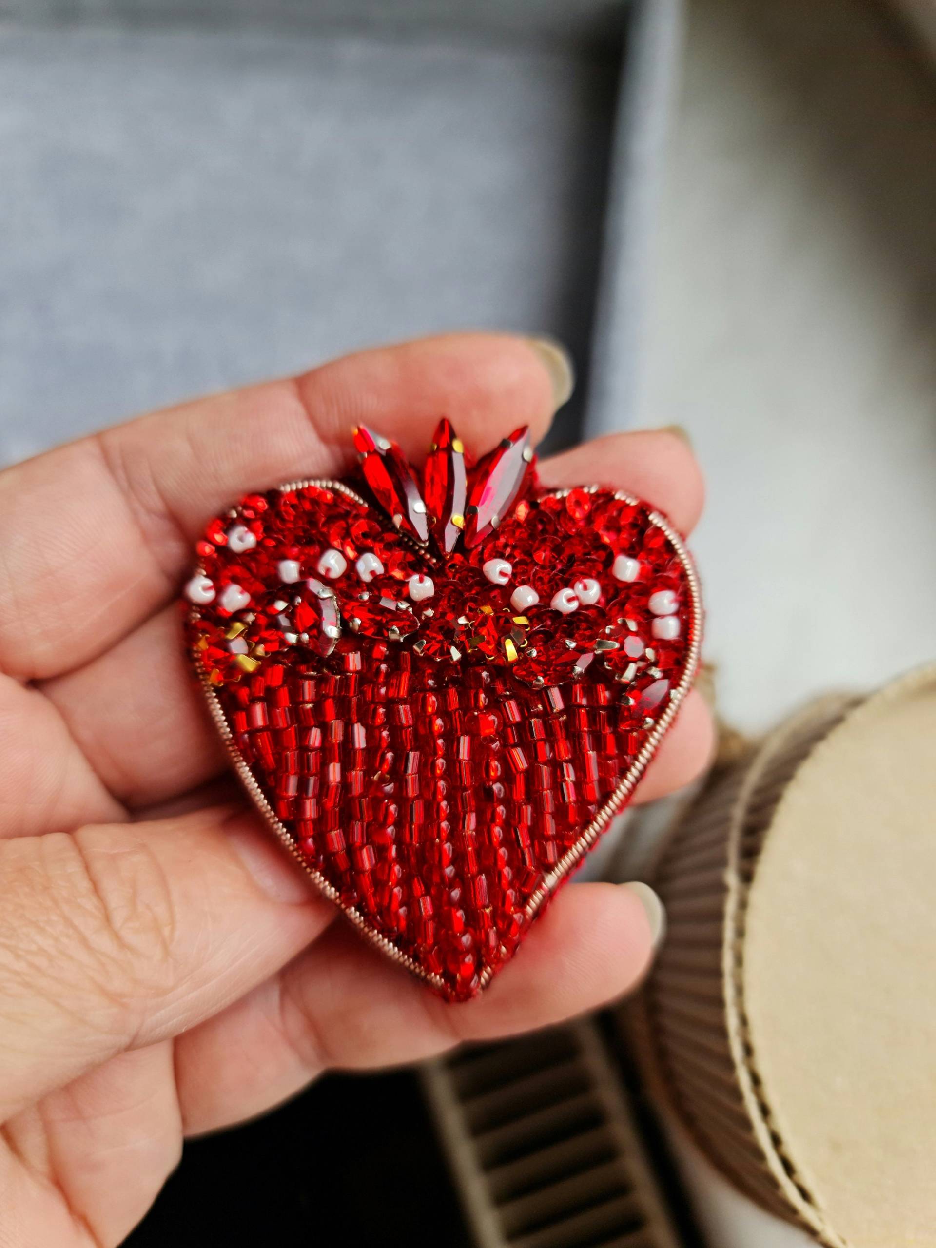 Rote Herz Perlen Brosche, Urlaubsbrosche Rote Herz Perlen Brosche, Urlaubsbrosche von RdjewelryDesigns