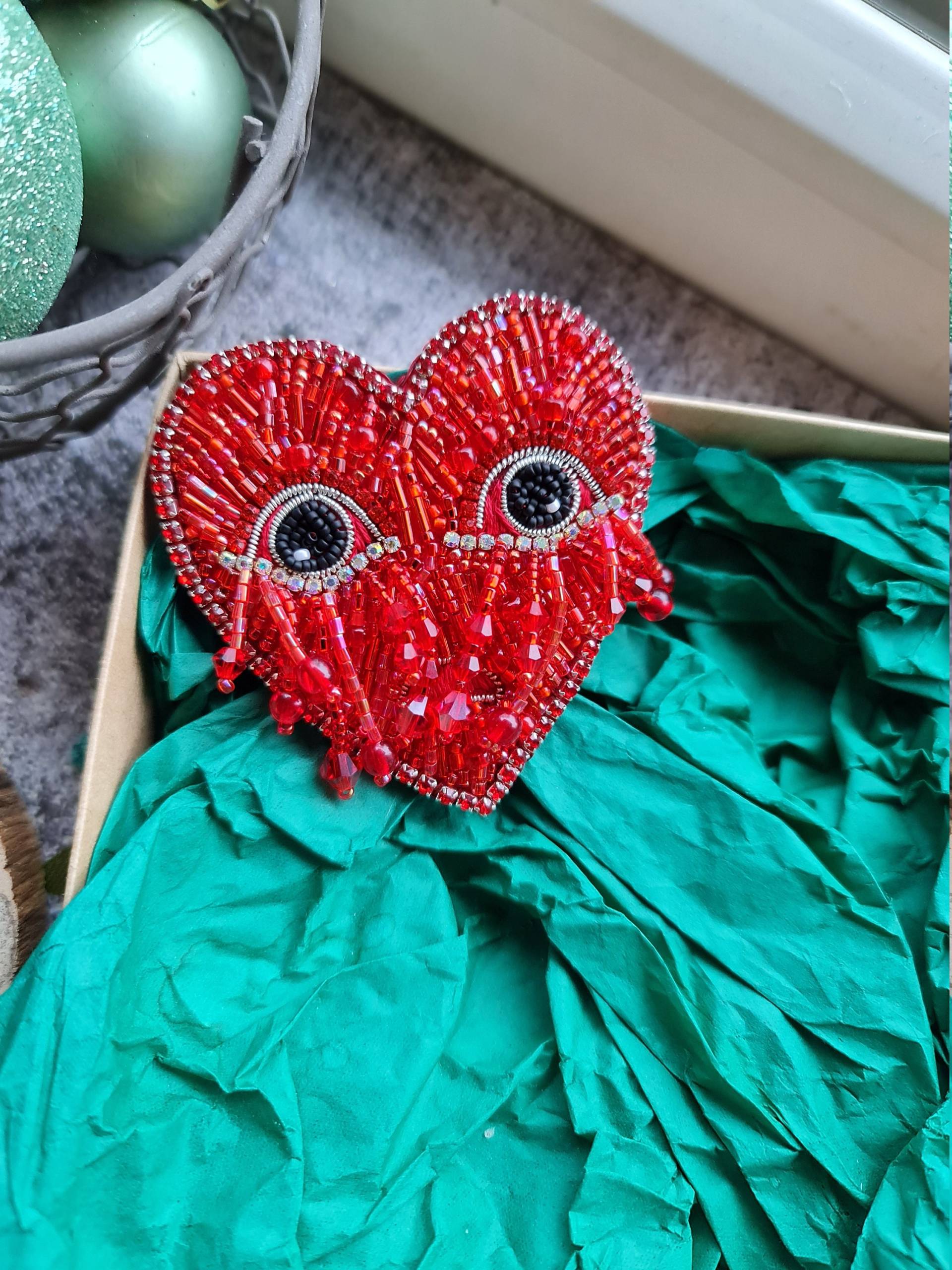 Rote Herznadel, Brosche Herzauge, Valentinstag Geschenk Für Sie Oder Ihn von RdjewelryDesigns