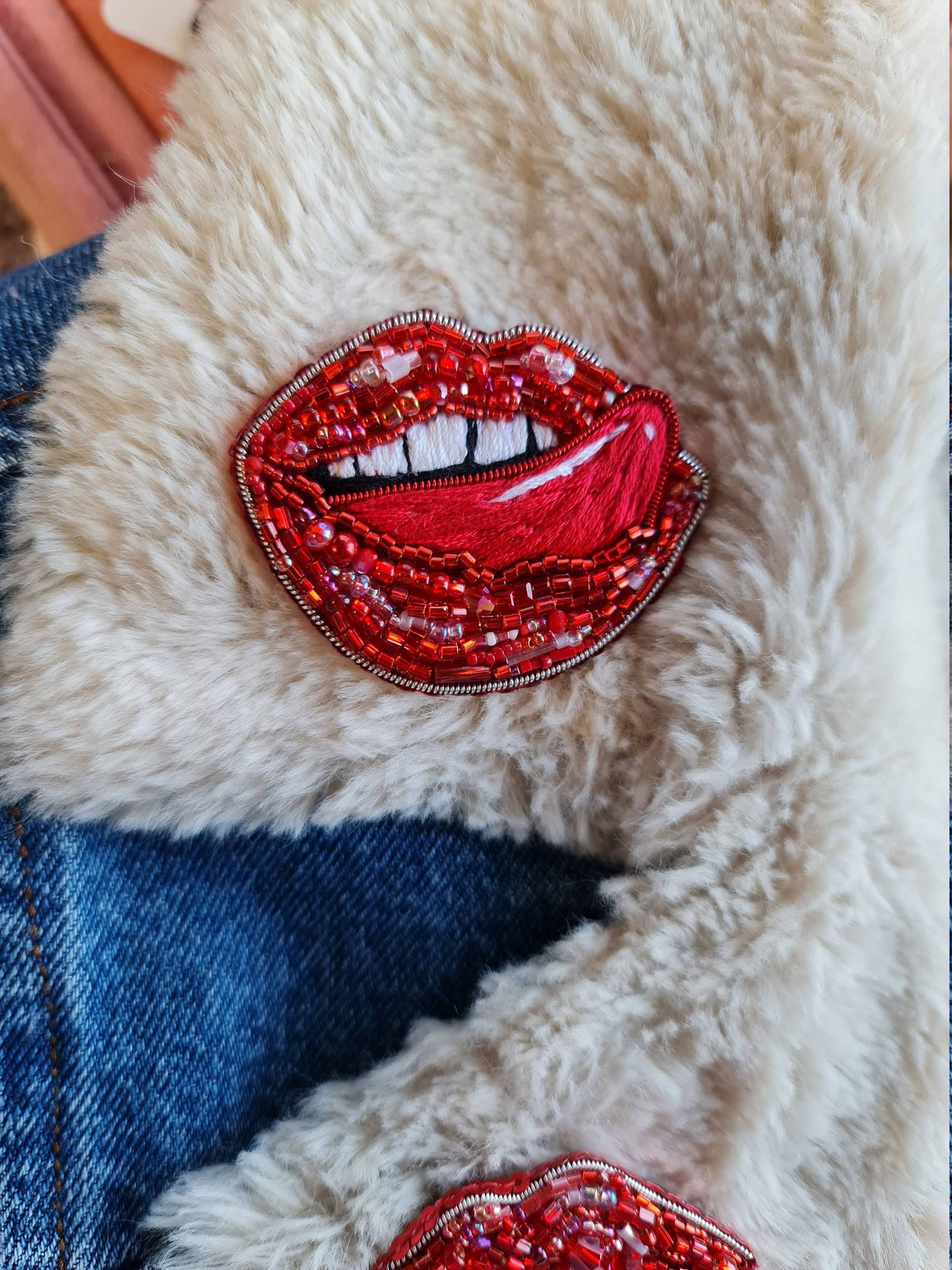 Rote Lippen Brosche, Funkelnde Kristallrote Lippenschmuck Rote Lippen Brosche, Funkelnde Kristallrote Lippenschmuck von RdjewelryDesigns