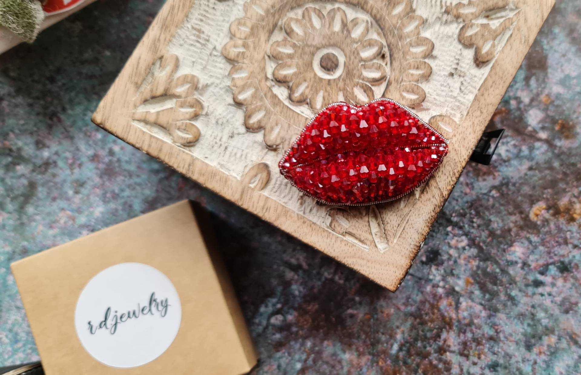 Rote Lippen Brosche, Junggesellinnenparty Dekor, Brautjungfern Geschenke Rote Lippen Brosche, Junggesellinnenparty Dekor, Brautjungfern Geschenke von RdjewelryDesigns