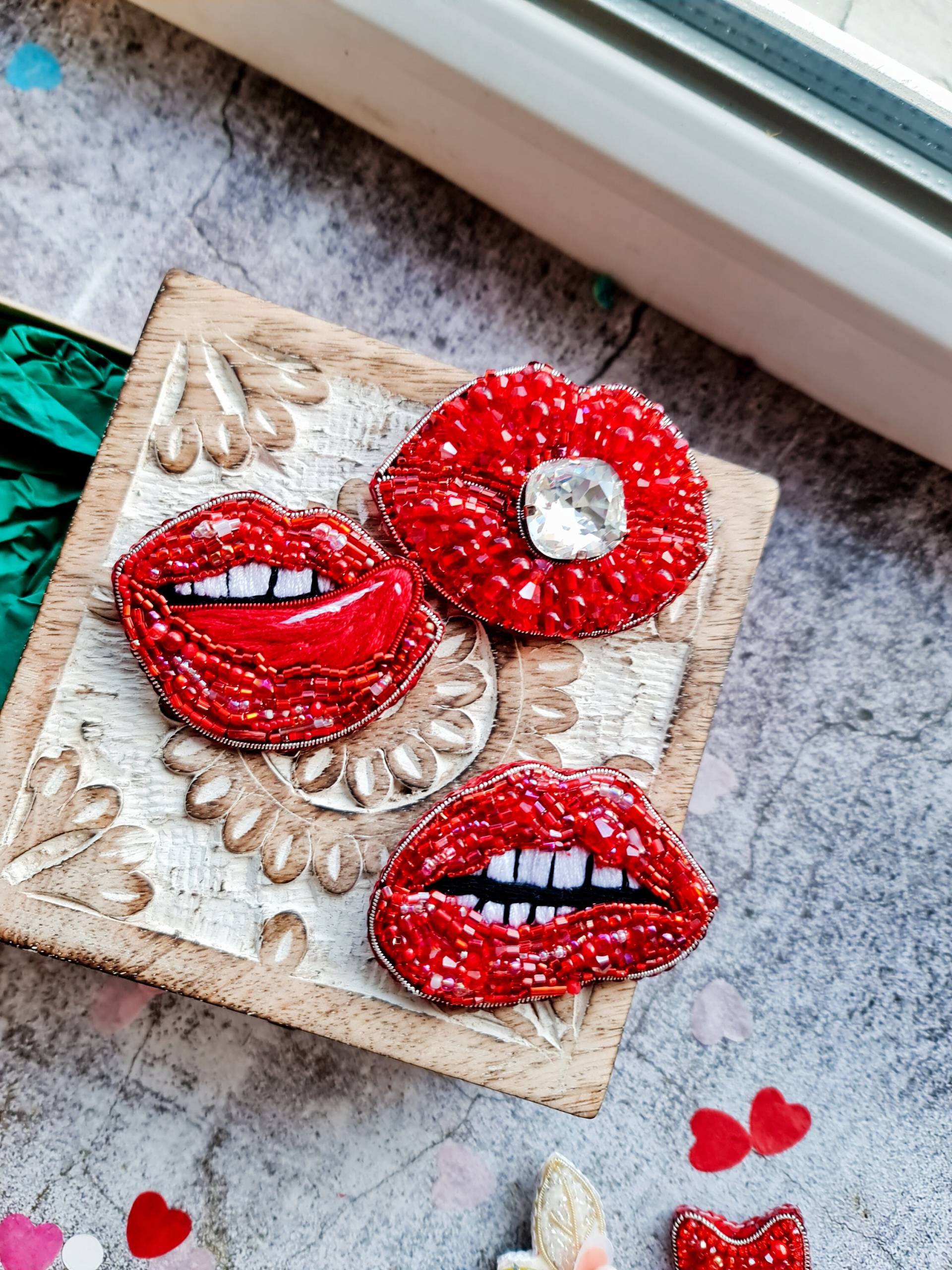 Rote Lippen Perlen Brosche, Schmuck Pin Up, Original Geschenk Für Sie von RdjewelryDesigns