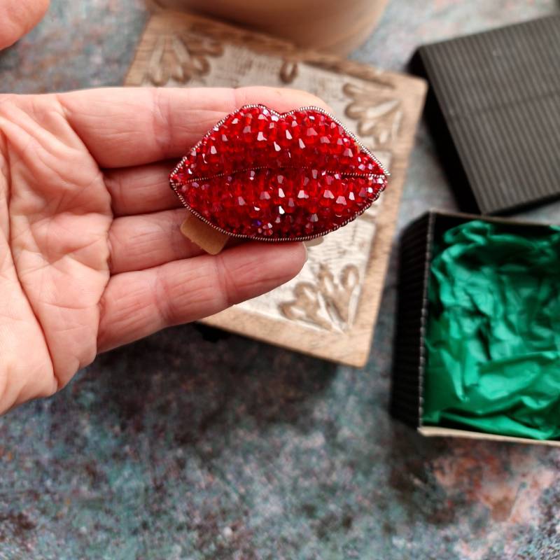 Rote Lippenbrosche, Wunderbrosche, Kristall Lippenstift Rote Lippenbrosche, Wunderbrosche, Kristall Lippenstift von RdjewelryDesigns