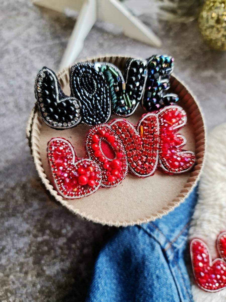 Rote Perlen Brosche, Stickerei Welt, Namensbrosche Rote Perlen Brosche, Stickerei Welt, Namensbrosche von RdjewelryDesigns