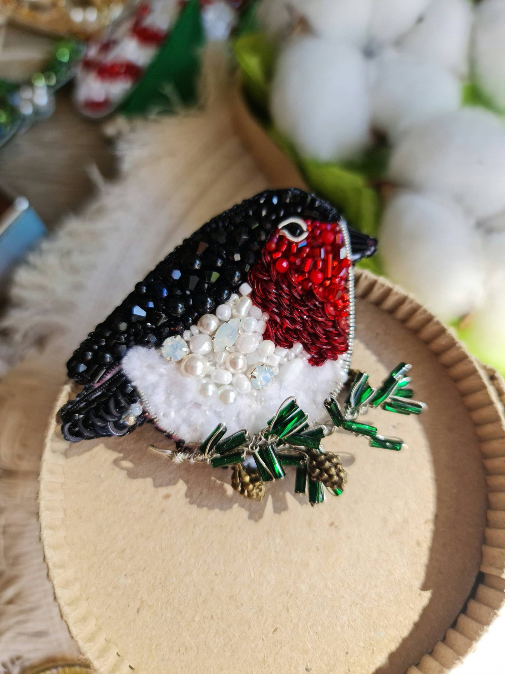 Roter Vogel Perlen Brosche, Rotkehlchen, Tierliebhaber Geschenk von RdjewelryDesigns