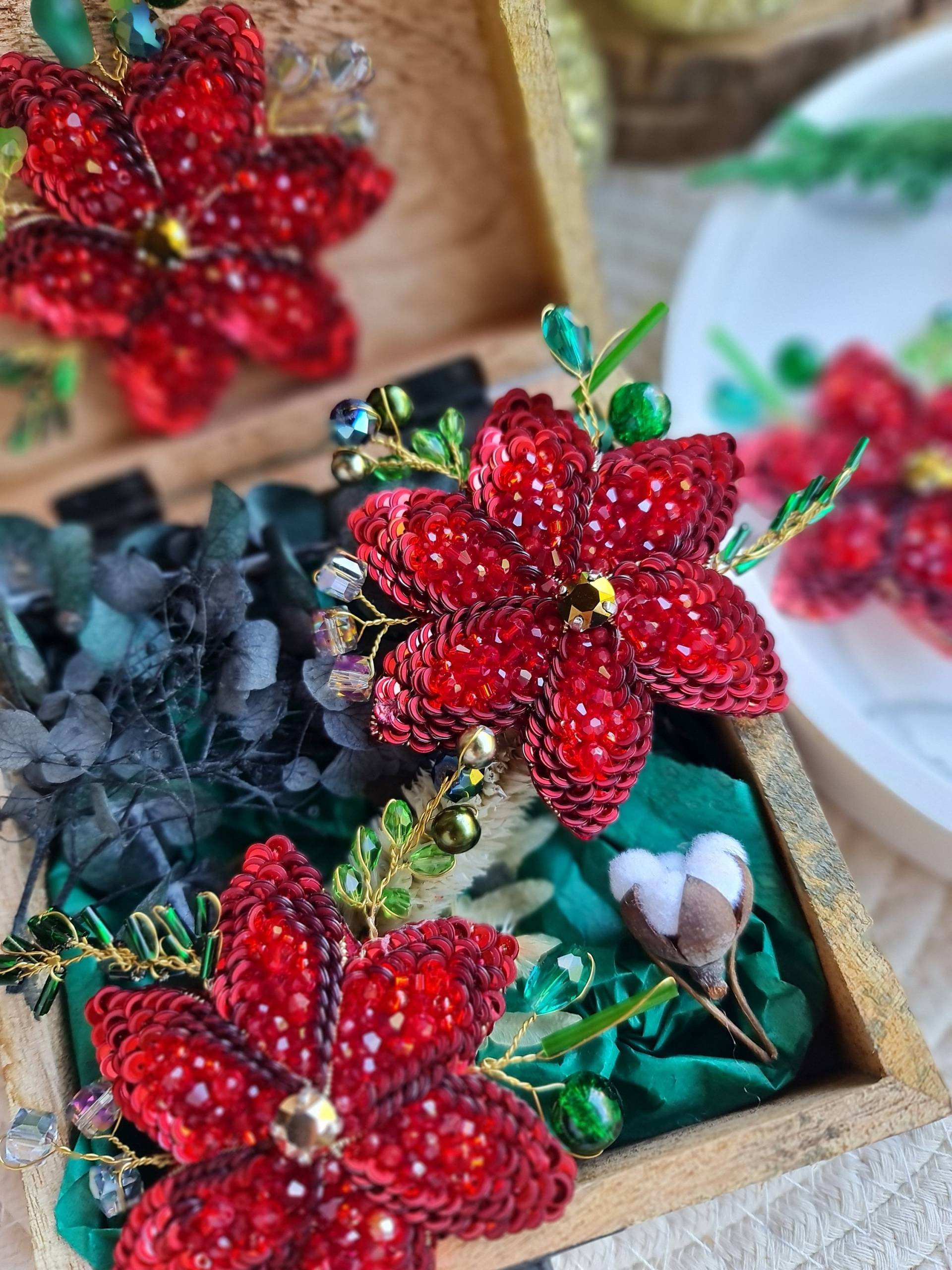 Roter Weihnachtsstern Blumen-Brosche Festliche Weihnachtsblume Pin | Schmuck Urlaub Bling Brosche Roter Weihnachtsstern Blumen-Brosche Festliche Weihnachtsblume Pin | Schmuck Urlaub Bling Brosche von RdjewelryDesigns