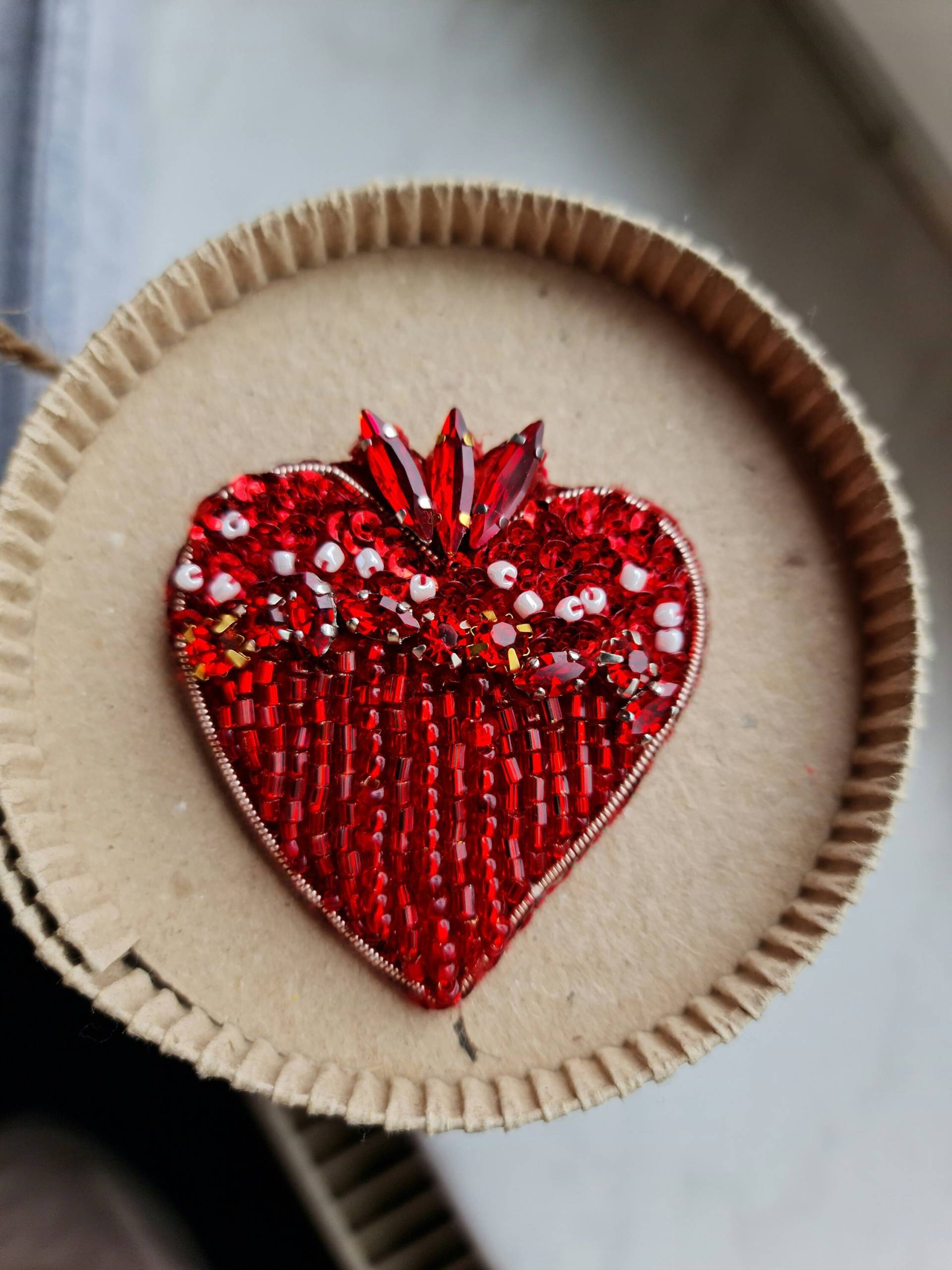 Sacred Heart Perlen Brosche Besticktes Rotes Herz Schmuck, Einzigartiges Geschenk Für Sie von RdjewelryDesigns