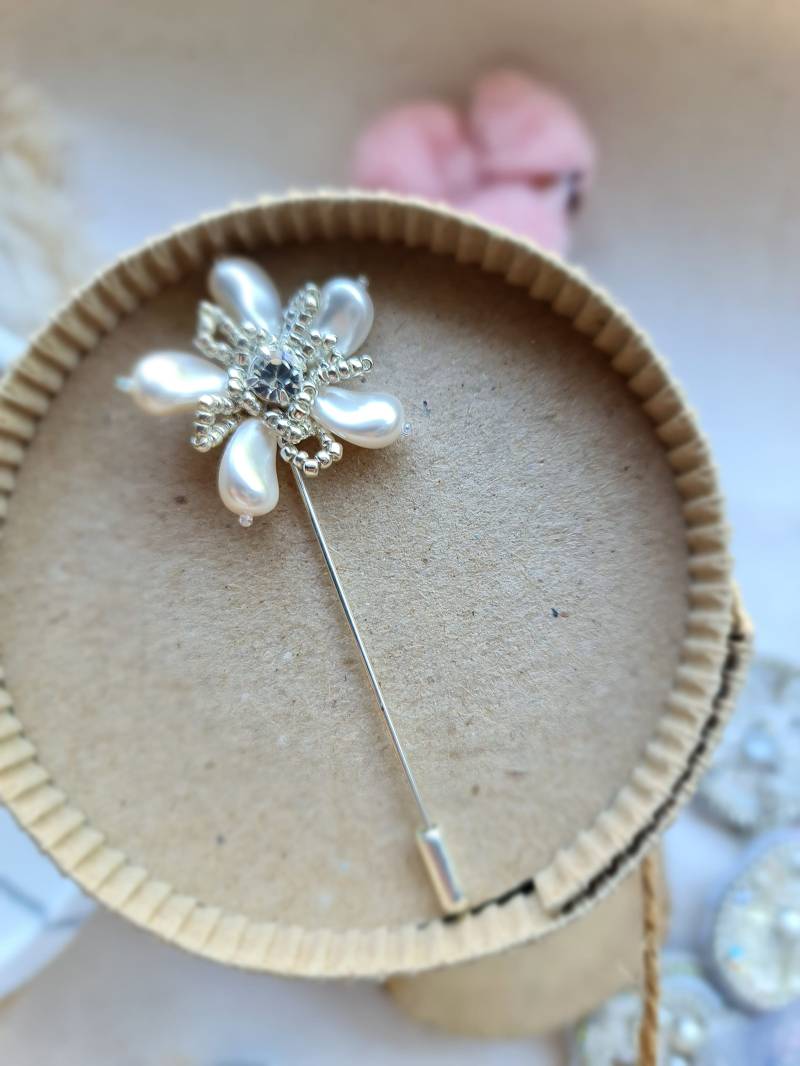 Schimmernde Perlen-Blumen-Brosche | Anstecknadel Für Männer Und Frauen Schimmernde Perlen-Blumen-Brosche | Anstecknadel Für Männer Und Frauen von RdjewelryDesigns