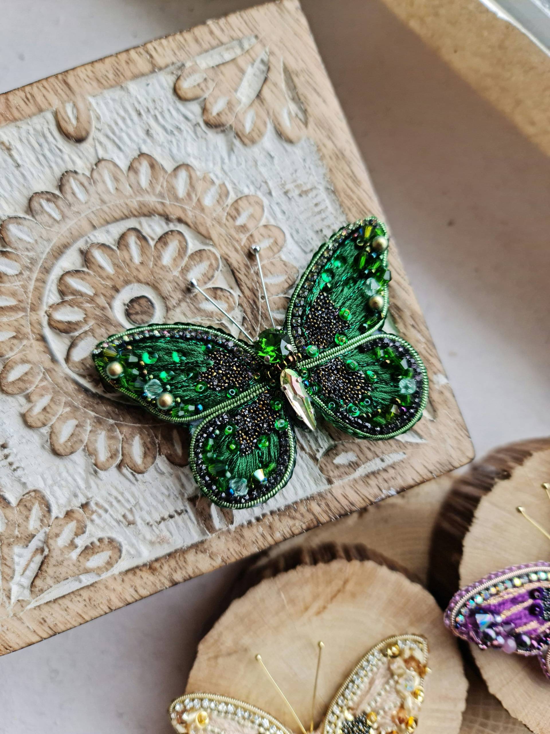 Schmetterling Stickerei Brosche, Bestickter Insektenschmuck, Perlenstickerei Brosche von RdjewelryDesigns
