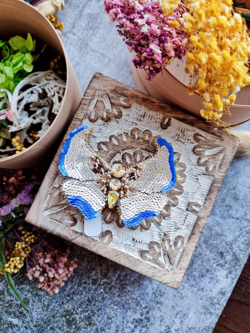 Schmetterling Stickerei Brosche, Insekt Schmuck, Blau Und Gold Pin von RdjewelryDesigns