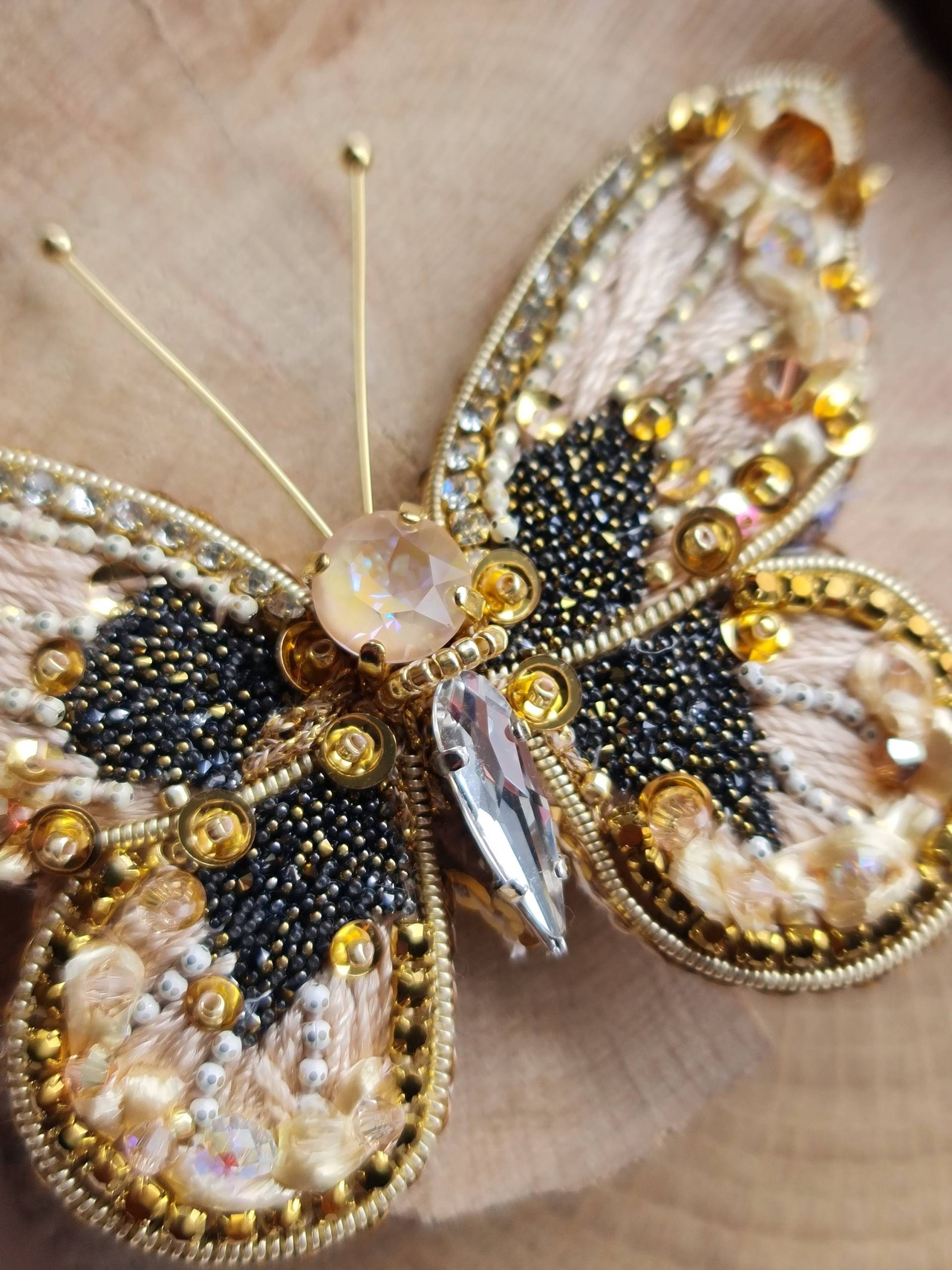 Schmetterling Stickerei Brosche, Insekten Schmuck, Valentinsgeschenk von RdjewelryDesigns