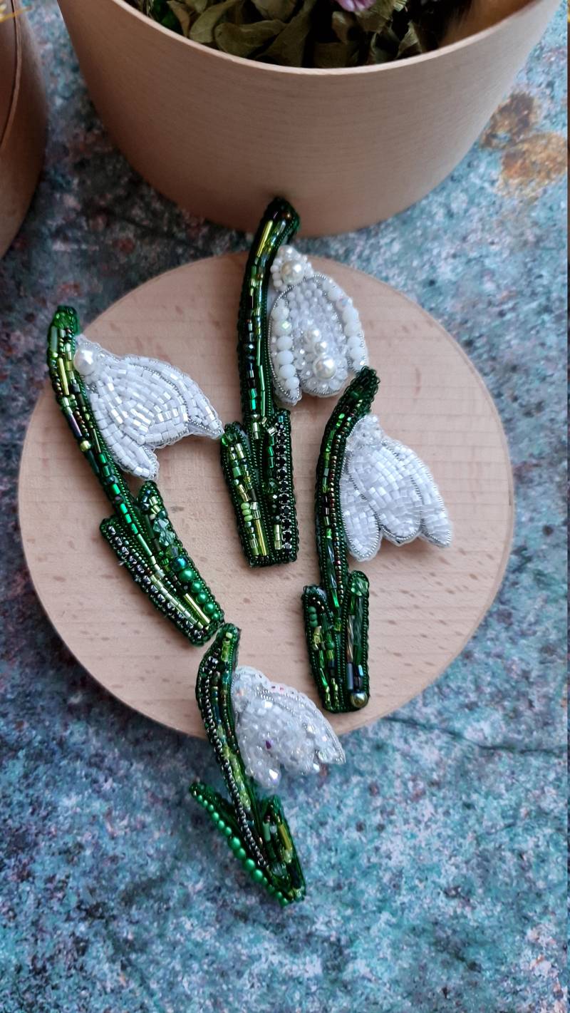 Schneeglöckchen Perlen Brosche, Bestickte Frühlingsblume Pin Schneeglöckchen Perlen Brosche, Bestickte Frühlingsblume Pin von RdjewelryDesigns