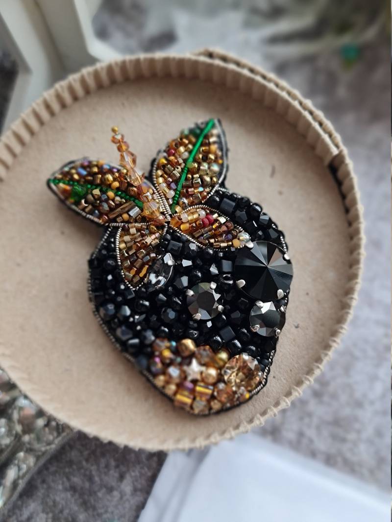Schwarze Erdbeere Brosche, Perlenschmuck, Süße Frucht Pin Schwarze Erdbeere Brosche, Perlenschmuck, Süße Frucht Pin von RdjewelryDesigns