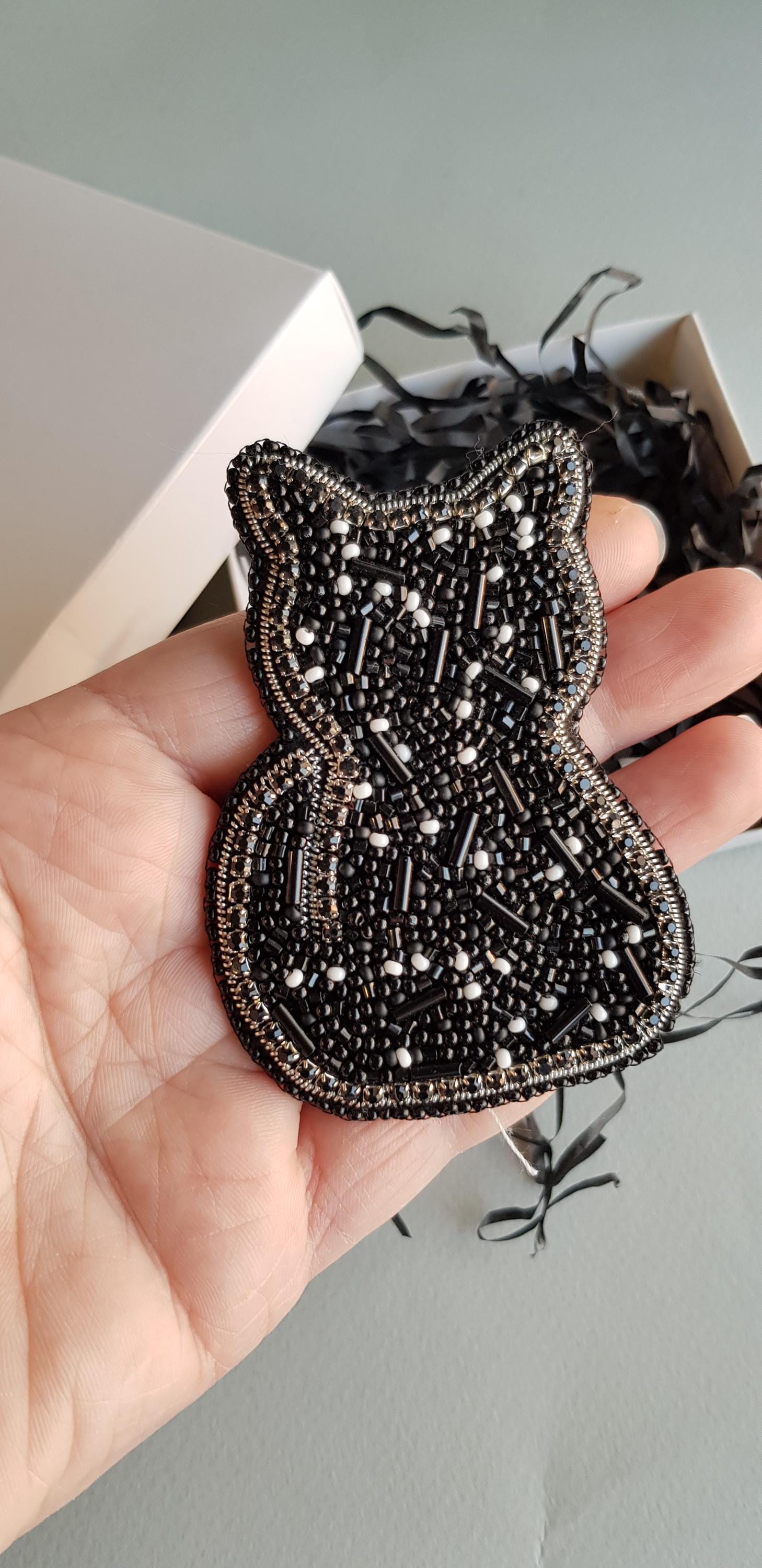 Schwarze Katzen Brosche - Handgemachter Strass Pin Für Liebhaber & Halloween Charm von RdjewelryDesigns