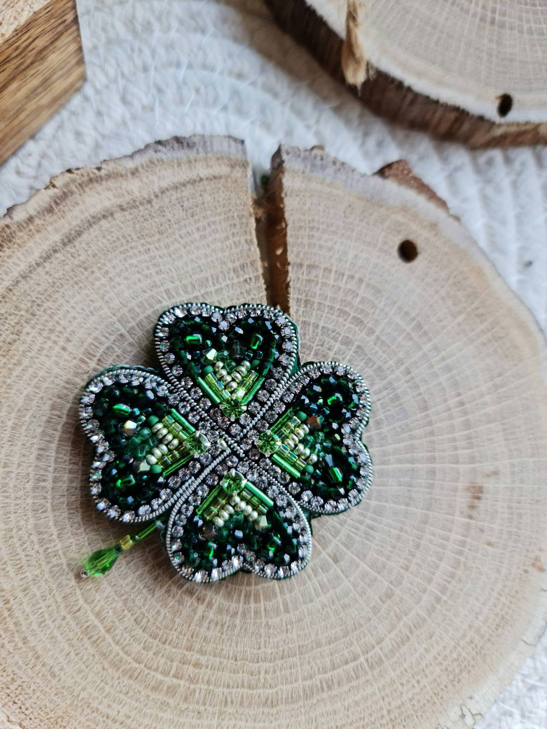 Shine Bright Mit Unserer Pistasio Peridot Green Crystal Shamrock Brosche - Ein Perfektes St. Patrick's Day Geschenk Für Sie von RdjewelryDesigns