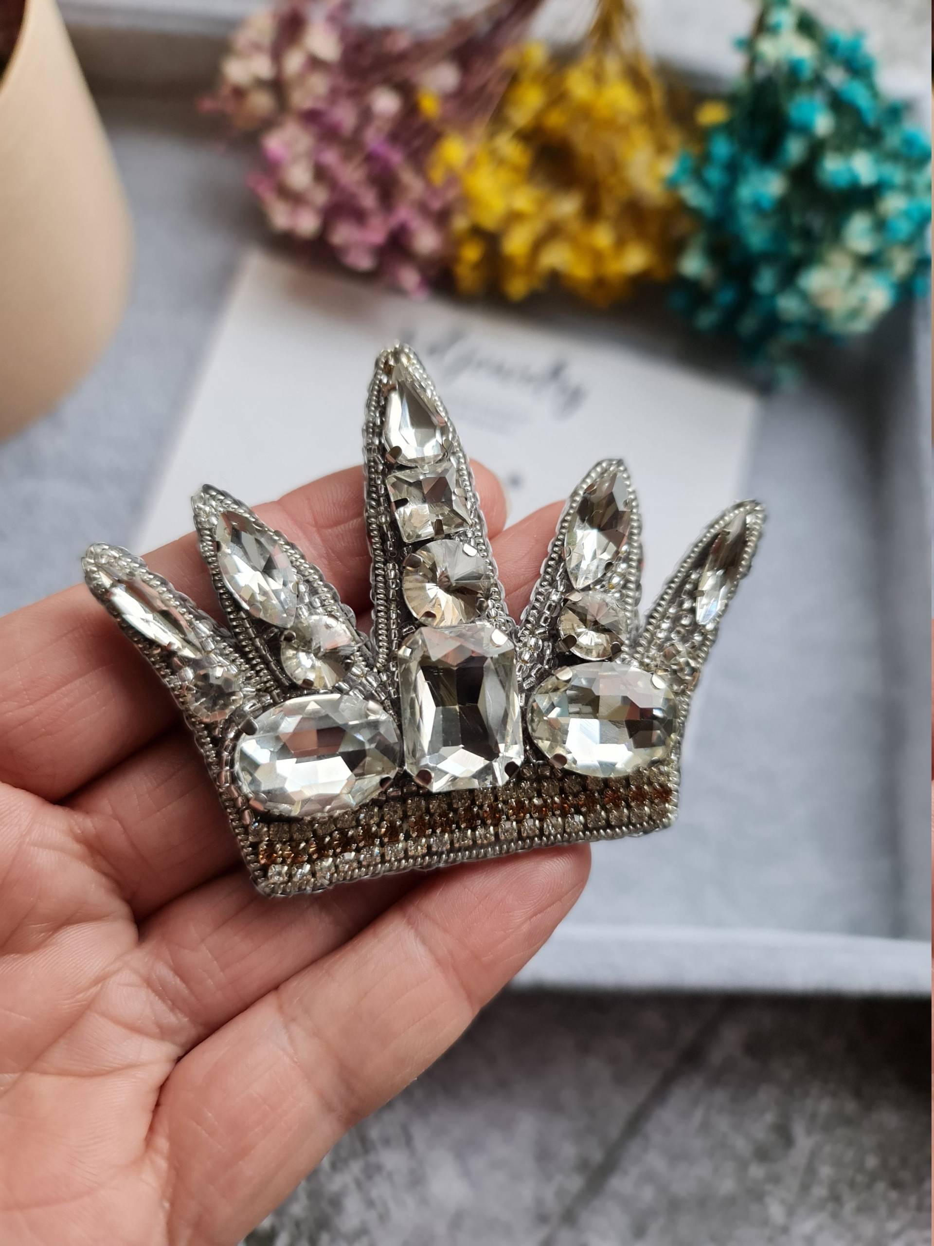 Silber Krone Brosche, Bestickter Schmuck, Perlen Brosche Silber Krone Brosche, Bestickter Schmuck, Perlen Brosche von RdjewelryDesigns