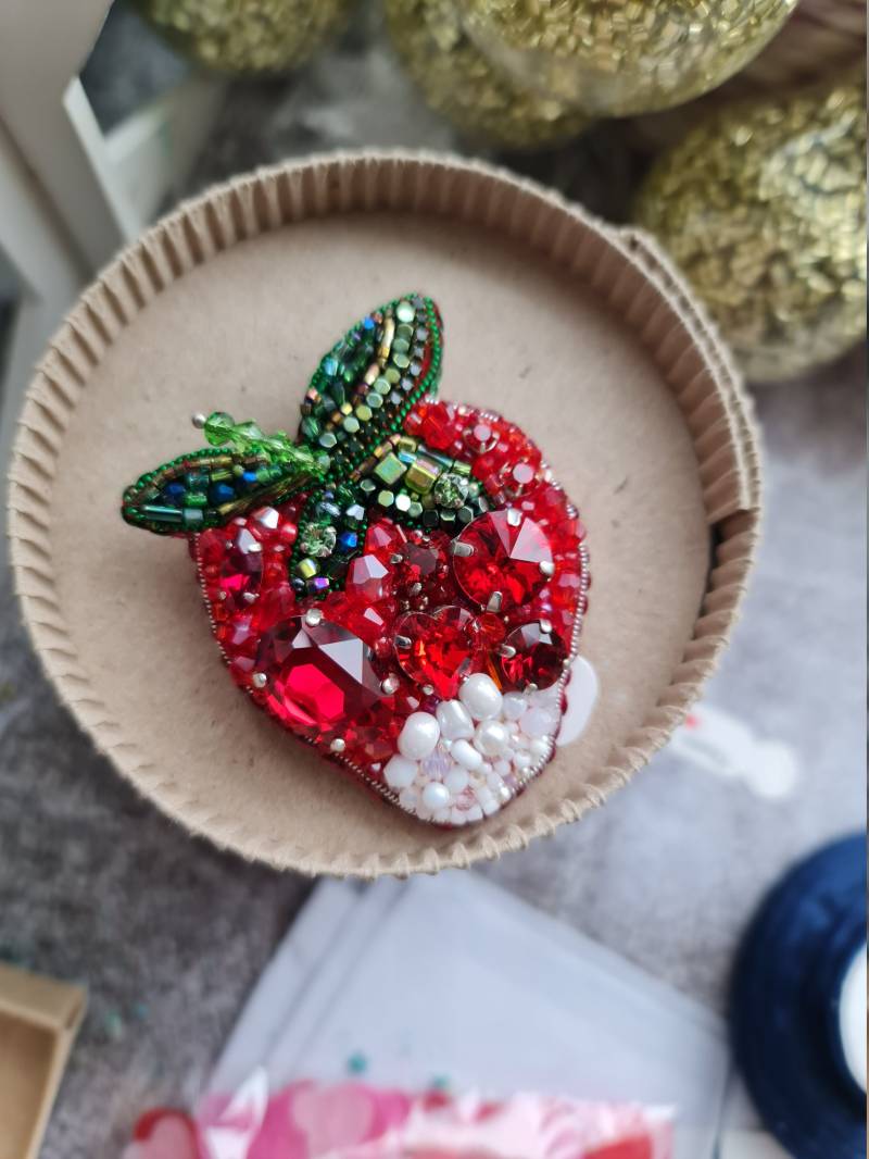 Sommer Frucht Pin, Erdbeere Perlen Brosche Sommer Frucht Pin, Erdbeere Perlen Brosche von RdjewelryDesigns