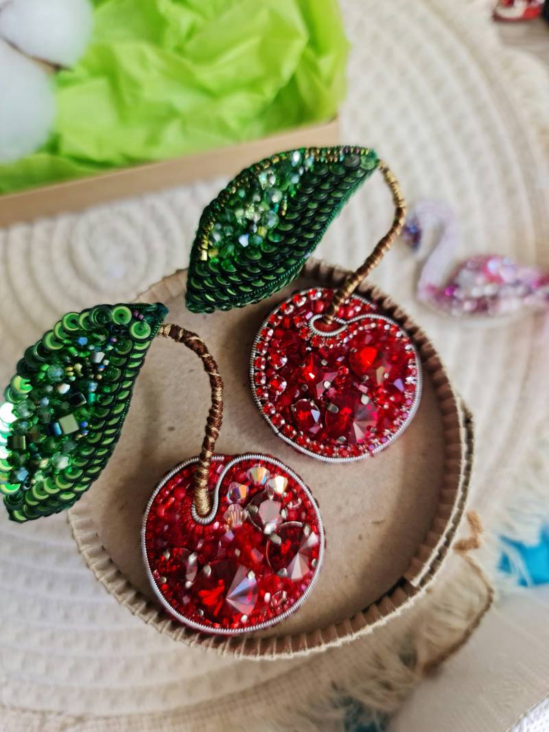Sommerlicher Perlenschmuck, Brosche Mit Kirschstickerei Sommerlicher Perlenschmuck, Brosche Mit Kirschstickerei von RdjewelryDesigns