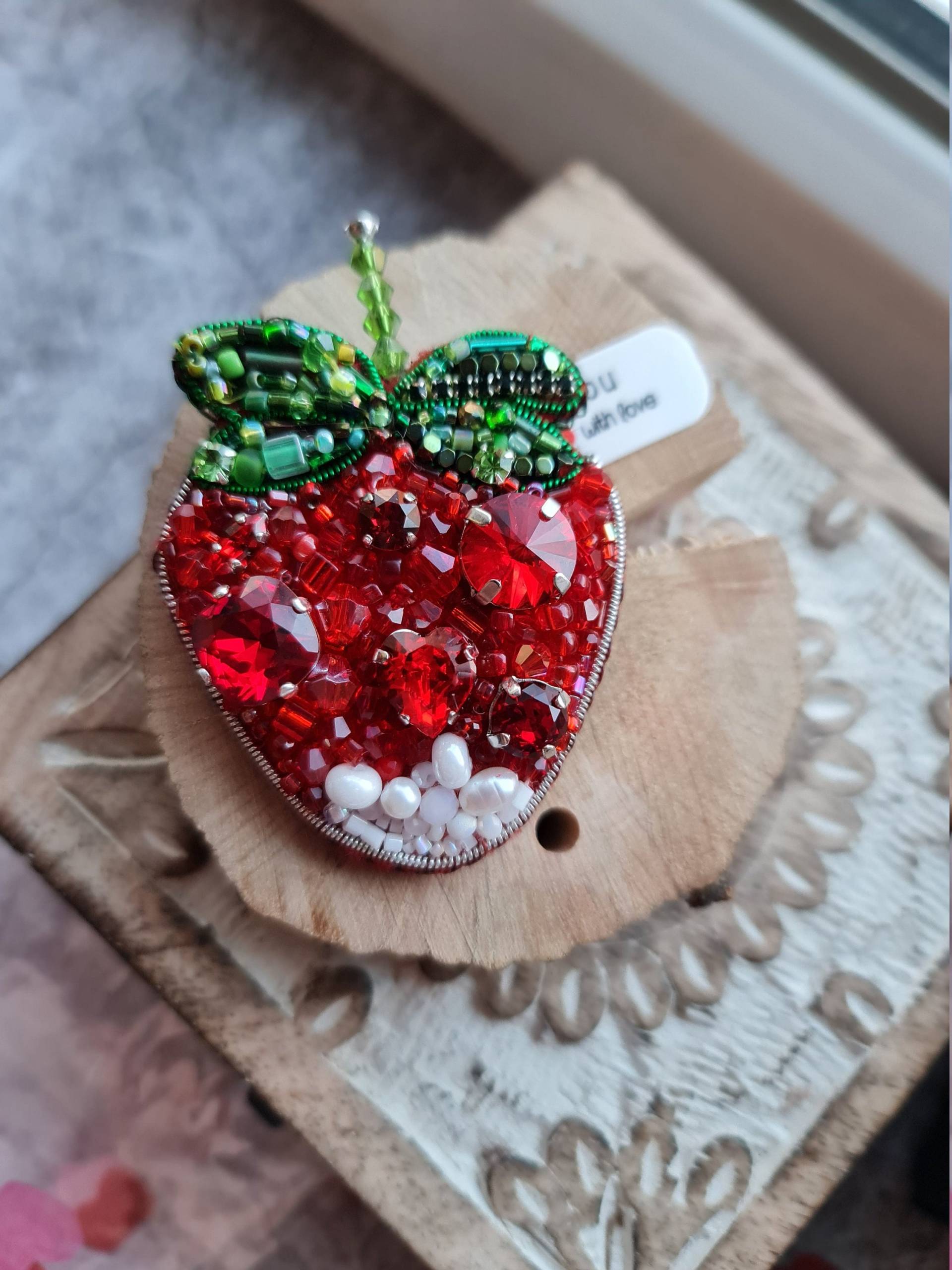 Süße Erdbeeren Perlen Brosche Coole Idee Für Valentinstag Geschenk Sie von RdjewelryDesigns