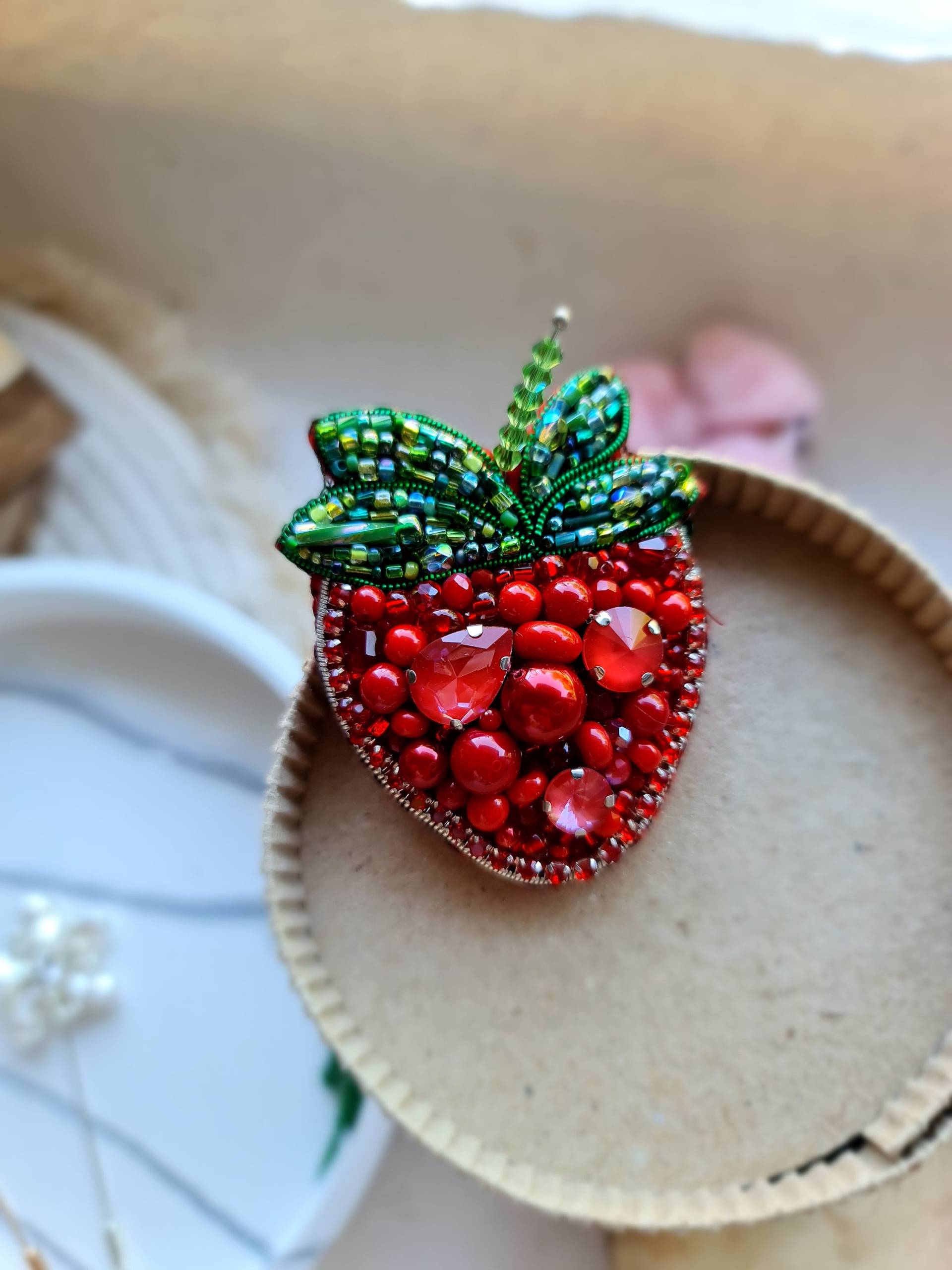 Süße Erdbeerliebe Perlen-Brosche Zum Valentinstag von RdjewelryDesigns