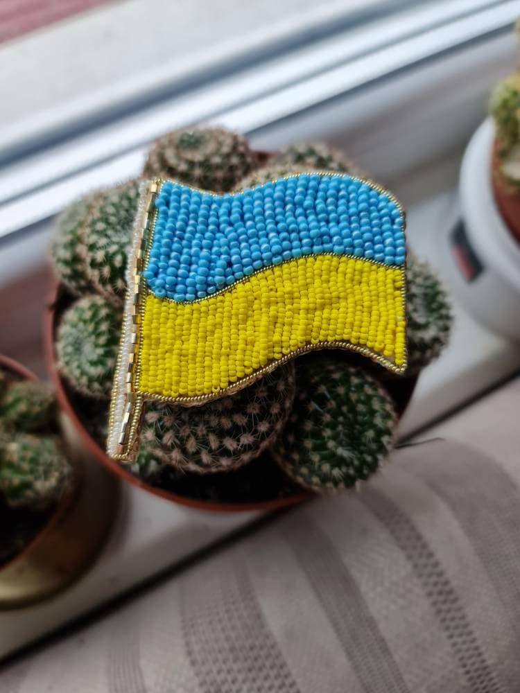 Ukraine Flagge Anstecknadel, Perlenschmuck Brosche von RdjewelryDesigns