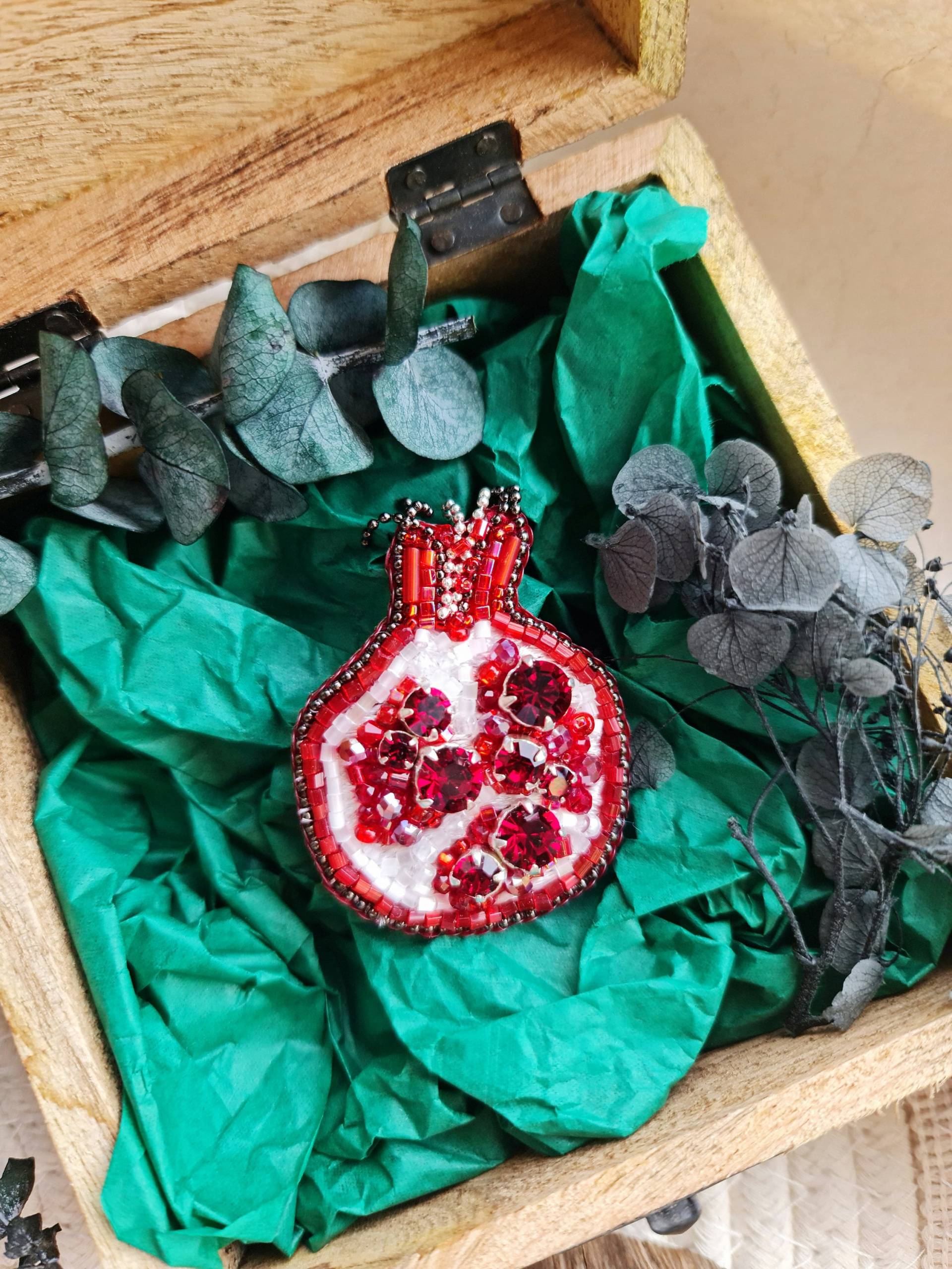 Verzauberte Granatapfel Brosche Von Der Natur Inspirierter Schmuck Für Frauen von RdjewelryDesigns