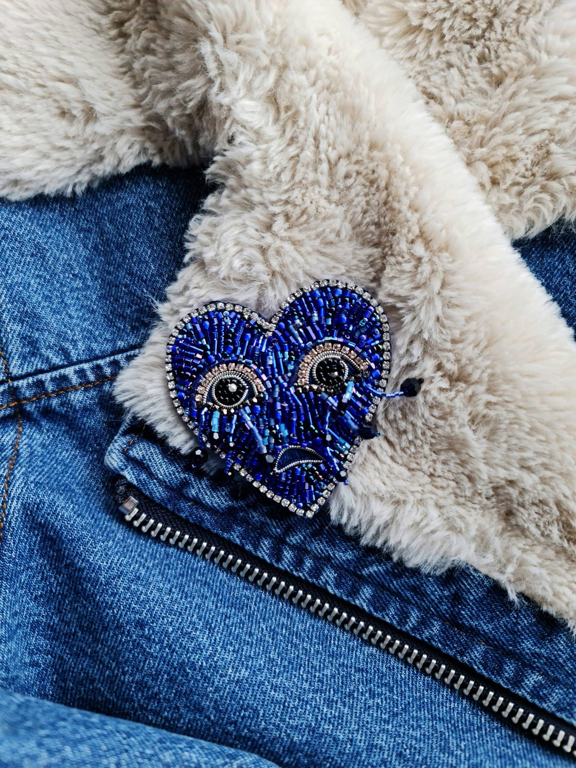 Verzauberte Tränen Herz Brosche | Blauer Trauriger Pin Einzigartiges Valentins - Oder Halloween-Geschenk von RdjewelryDesigns