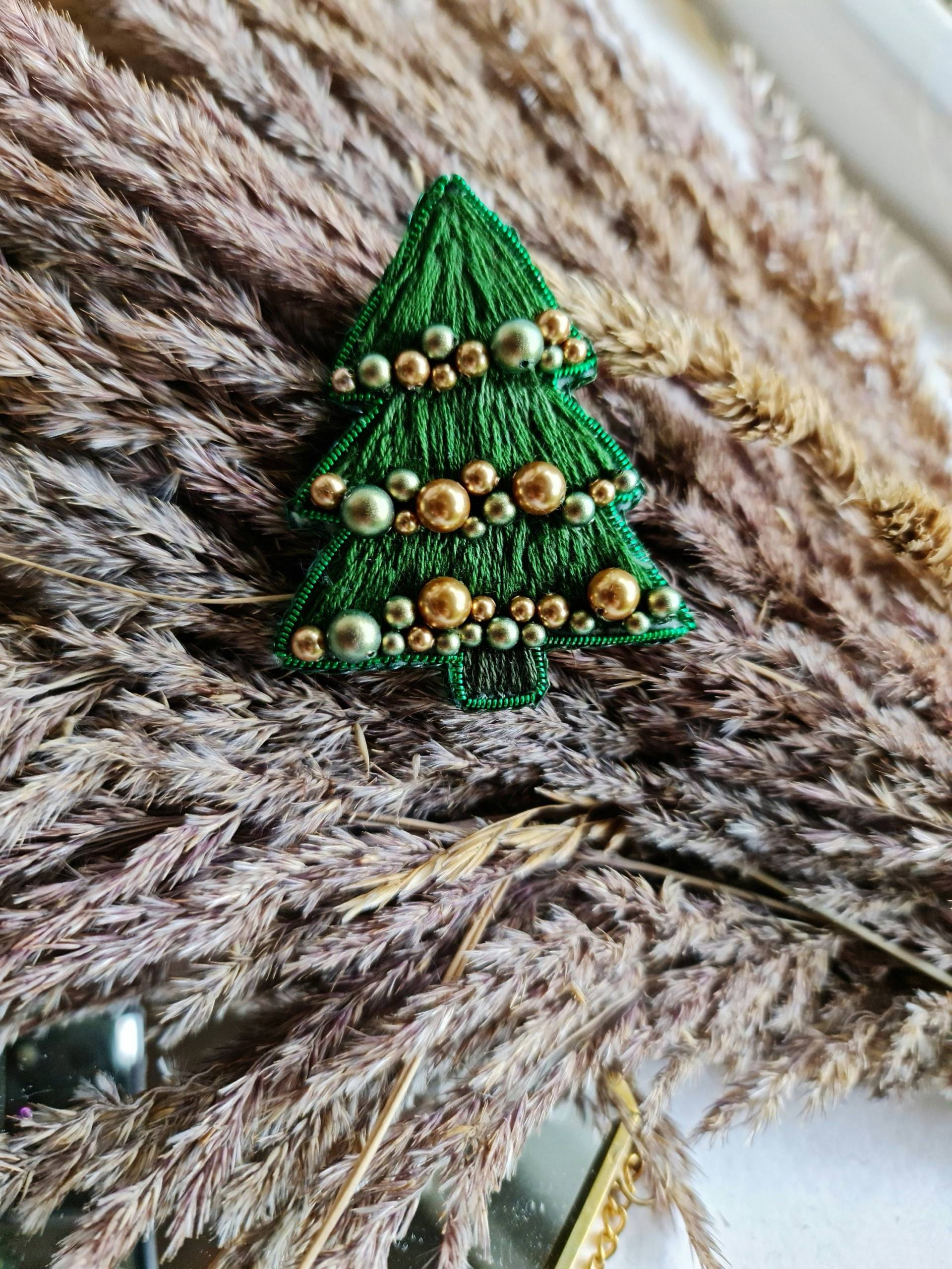 Weihnachtsbaum Perlen Brosche, Bead Weihnachtsschmuck von RdjewelryDesigns