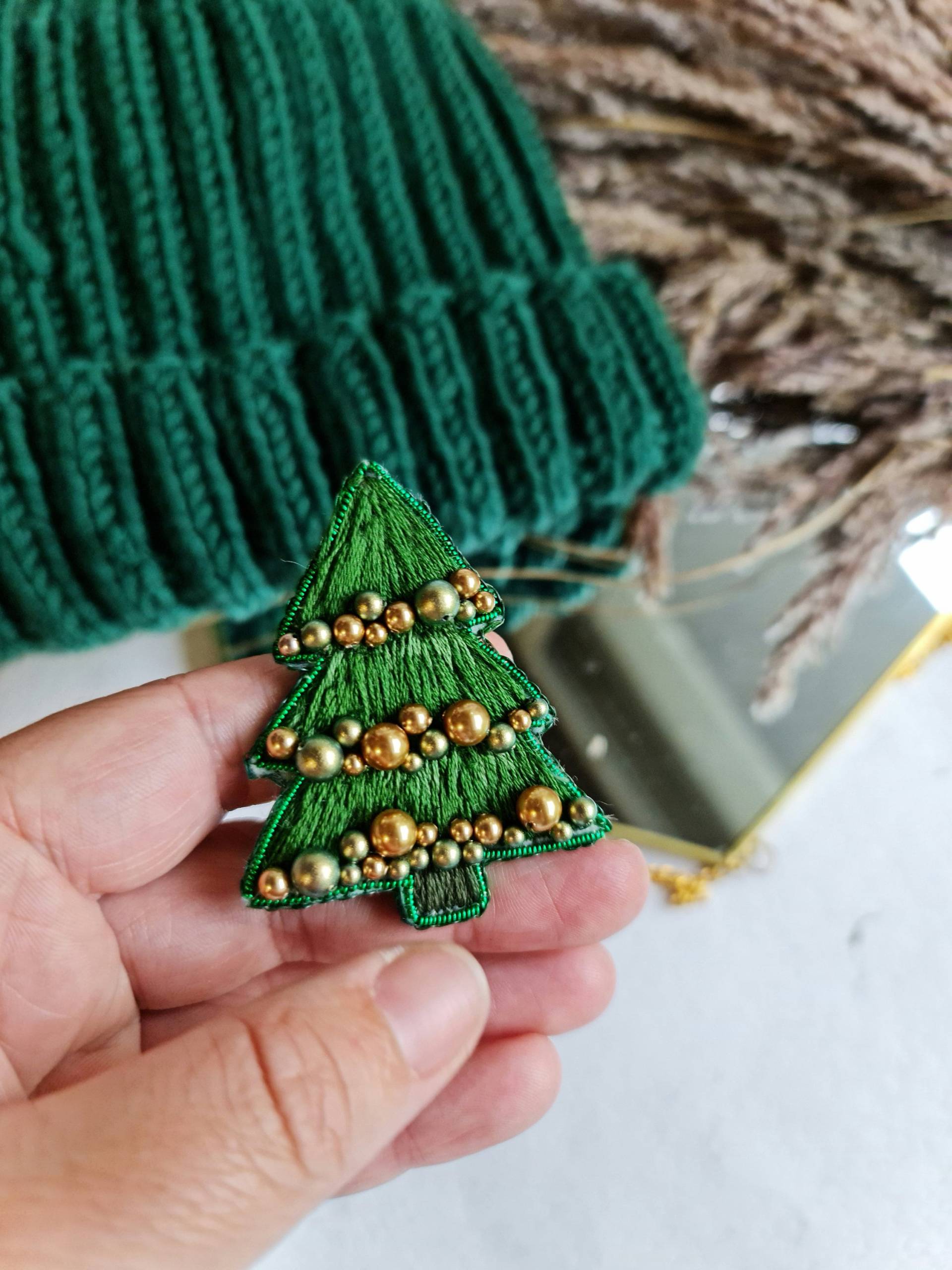 Weihnachtsbrosche, Grüner Baum Pin, Neujahr Baum, Urlaub Winter Pin von RdjewelryDesigns