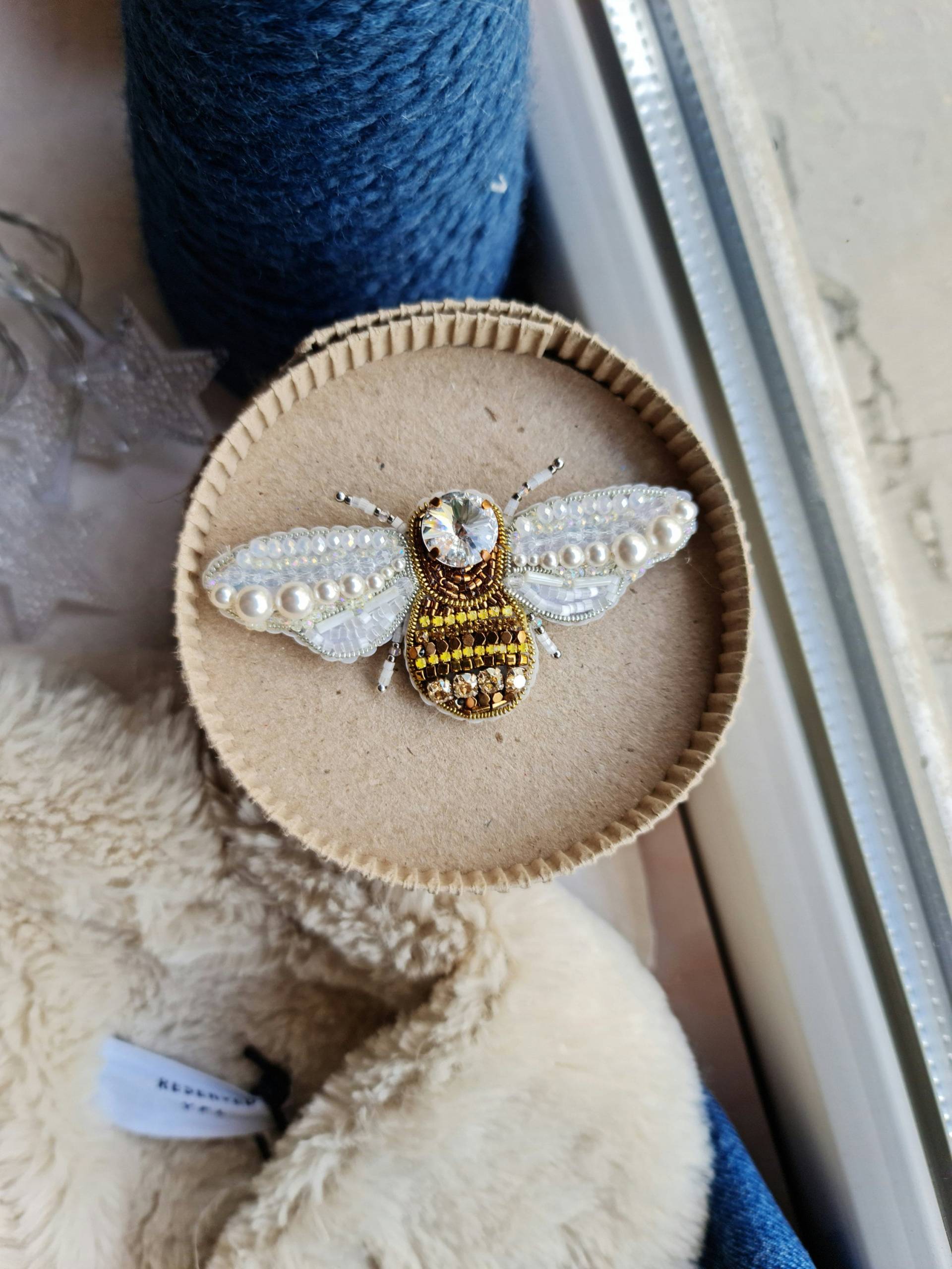 Weiße Biene, Anstecknadel, Wespe Brosche, Hübsches Geschenk Für Sie von RdjewelryDesigns