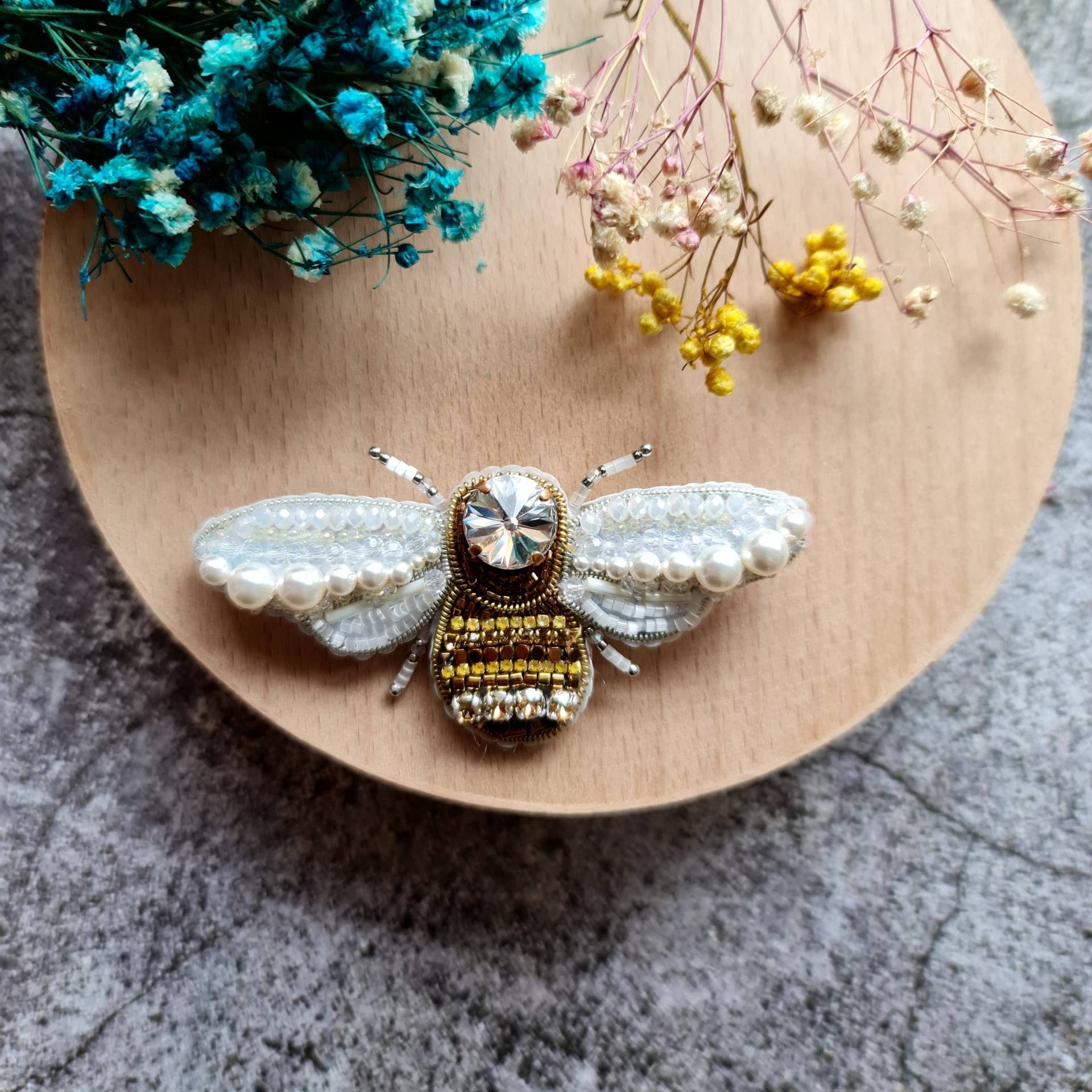 Weiße Biene Perlen Brosche, Weihnachtsgeschenk Stickerei Wespe Brosche Weiße Biene Perlen Brosche, Weihnachtsgeschenk Stickerei Wespe Brosche von RdjewelryDesigns