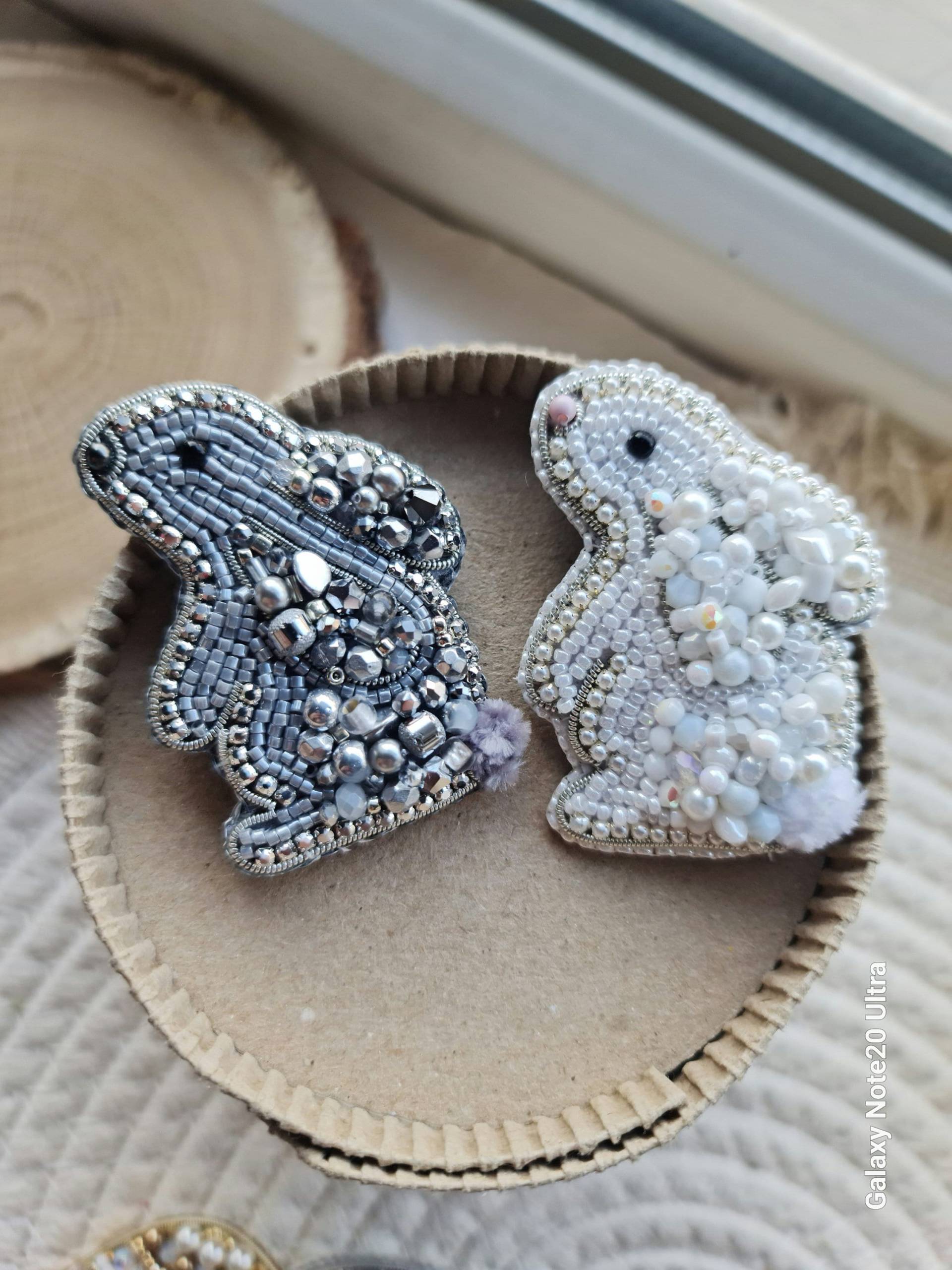 Weißer Hase Brosche, Bunny Perlenschmuck von RdjewelryDesigns