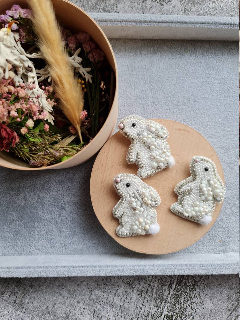 Weißer Hase Brosche, Bunny Perlenschmuck Weißer Hase Brosche, Bunny Perlenschmuck von RdjewelryDesigns