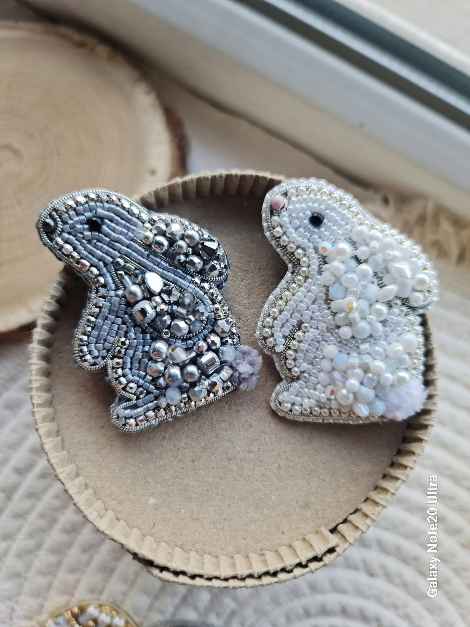 Weißer Hase Brosche, Bunny Perlenschmuck Weißer Hase Brosche, Bunny Perlenschmuck von RdjewelryDesigns