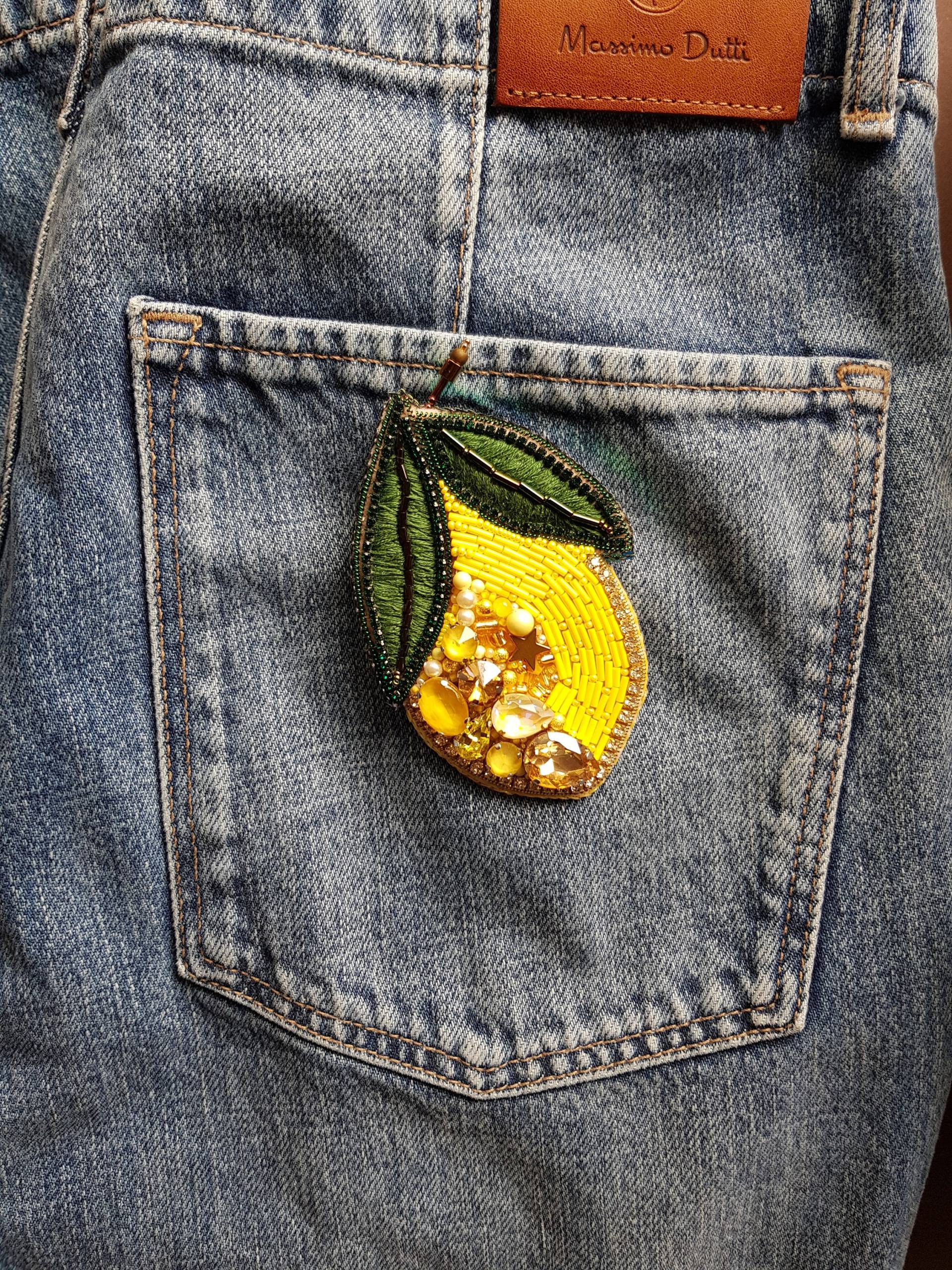 Zitronen-Perlen-Brosche, Bestickter Kristall-Fruchtschmuck, Zitronen-Grafik-Design-Geschenk Zitronen-Perlen-Brosche, Bestickter Kristall-Fruchtschmuck, Zitronen-Grafik-Design-Geschenk von RdjewelryDesigns