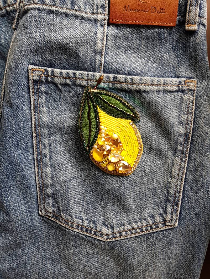 Zitronen-Perlen-Brosche, Bestickter Kristall-Fruchtschmuck, Zitronen-Grafik-Design-Geschenk Zitronen-Perlen-Brosche, Bestickter Kristall-Fruchtschmuck, Zitronen-Grafik-Design-Geschenk von RdjewelryDesigns