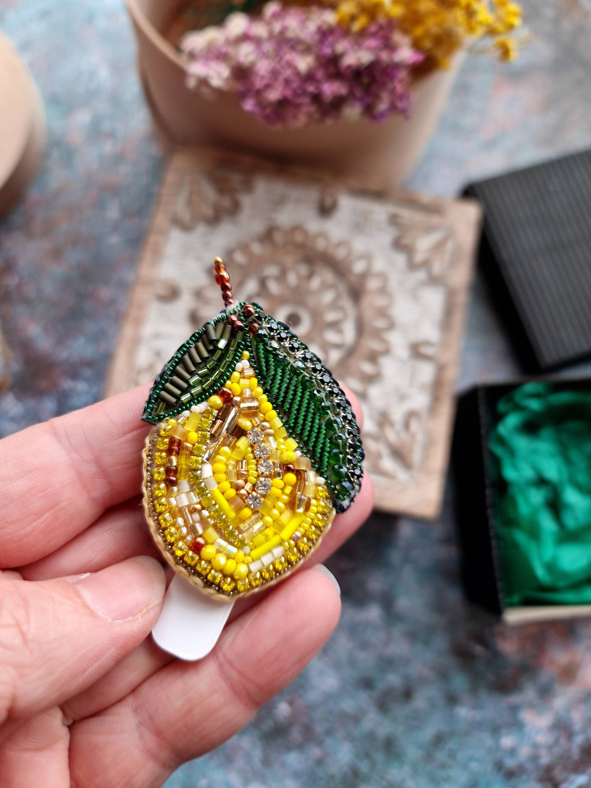 Zitronen Perlen Brosche, Kleine Gelbe Früchtchen Anstecknadel Zitronen Perlen Brosche, Kleine Gelbe Früchtchen Anstecknadel von RdjewelryDesigns