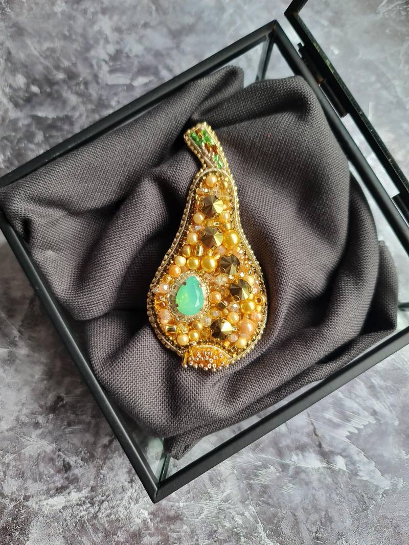 statement Birnen Brosche - Glamouröser Perlen Obst Pin Für Jacken Und Taschen Accessoire Der Kristall-stickerei statement Birnen Brosche - Glamouröser Perlen Obst Pin Für Jacken Und Taschen Accessoire Der Kristall-stickerei von RdjewelryDesigns