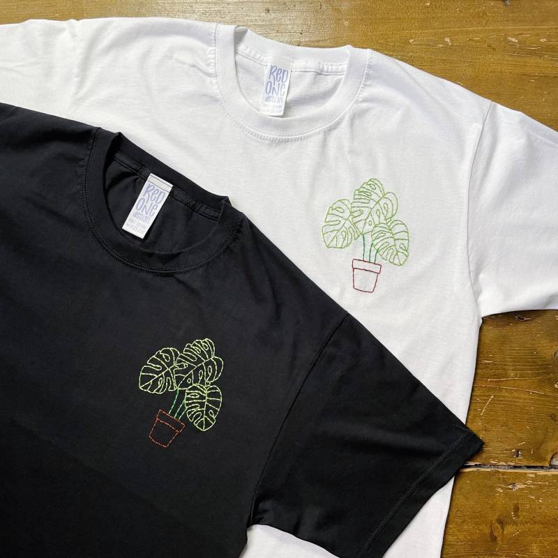 Handbesticktes Monstera Plant T-Shirt Handbesticktes Monstera Plant T-Shirt von RdnDesign