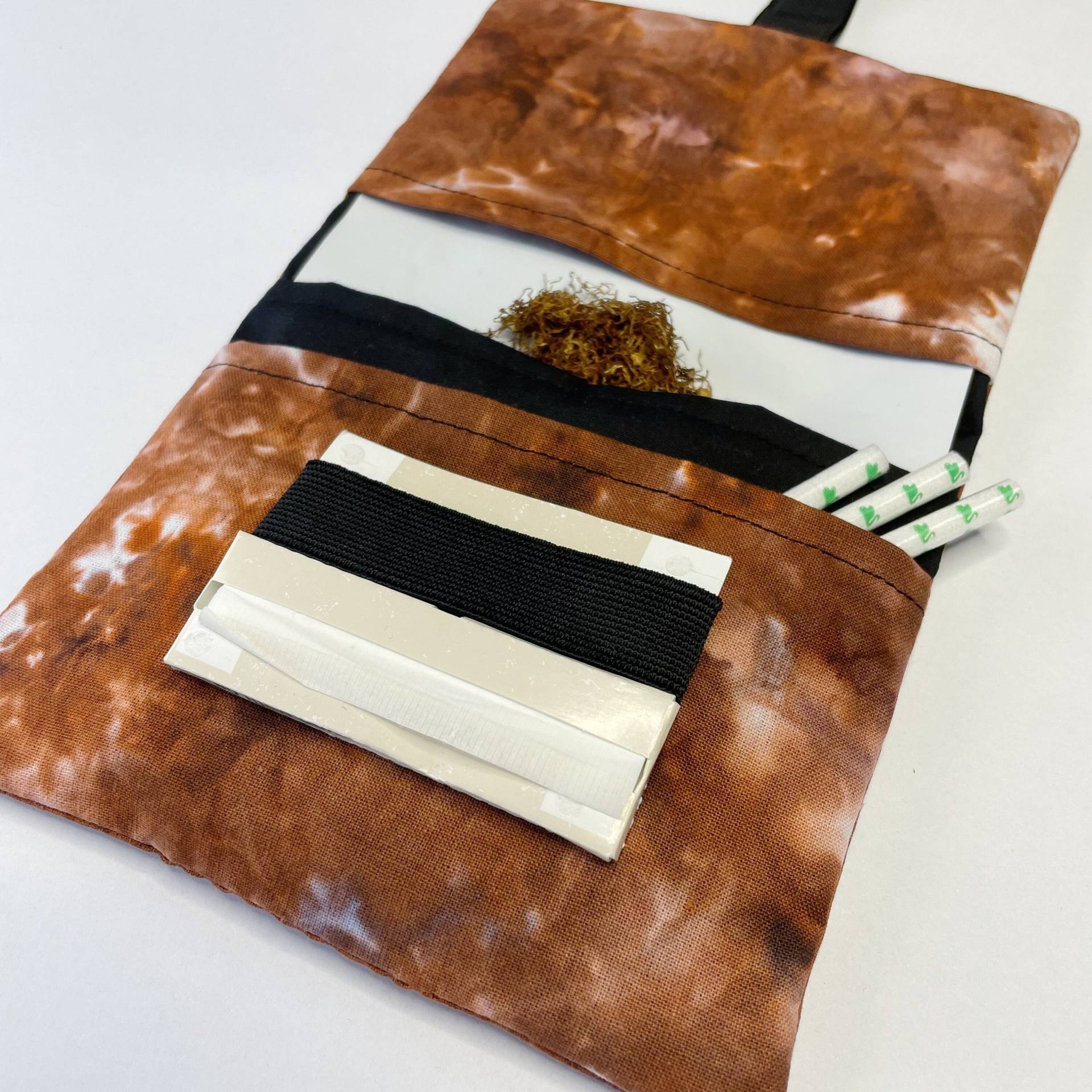 Handgefertigte Tabaktasche Aus Braunem Ice Dye Material Handgefertigte Tabaktasche Aus Braunem Ice Dye Material von RdnDesign