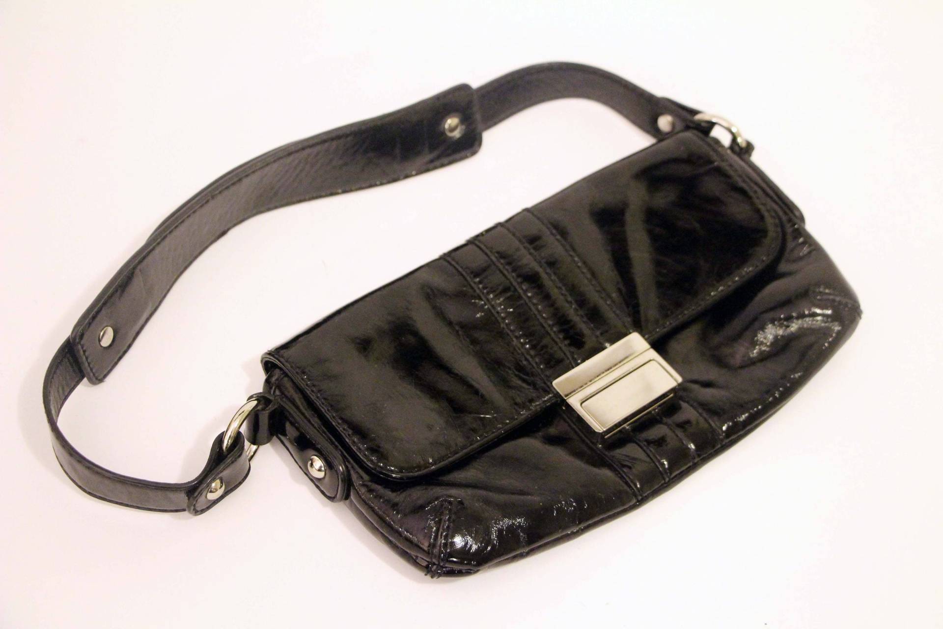 Ann Taylor Loft Schwarz Lack Kleine Handtasche Ann Taylor Loft Schwarz Lack Kleine Handtasche von ReBaggedElegance