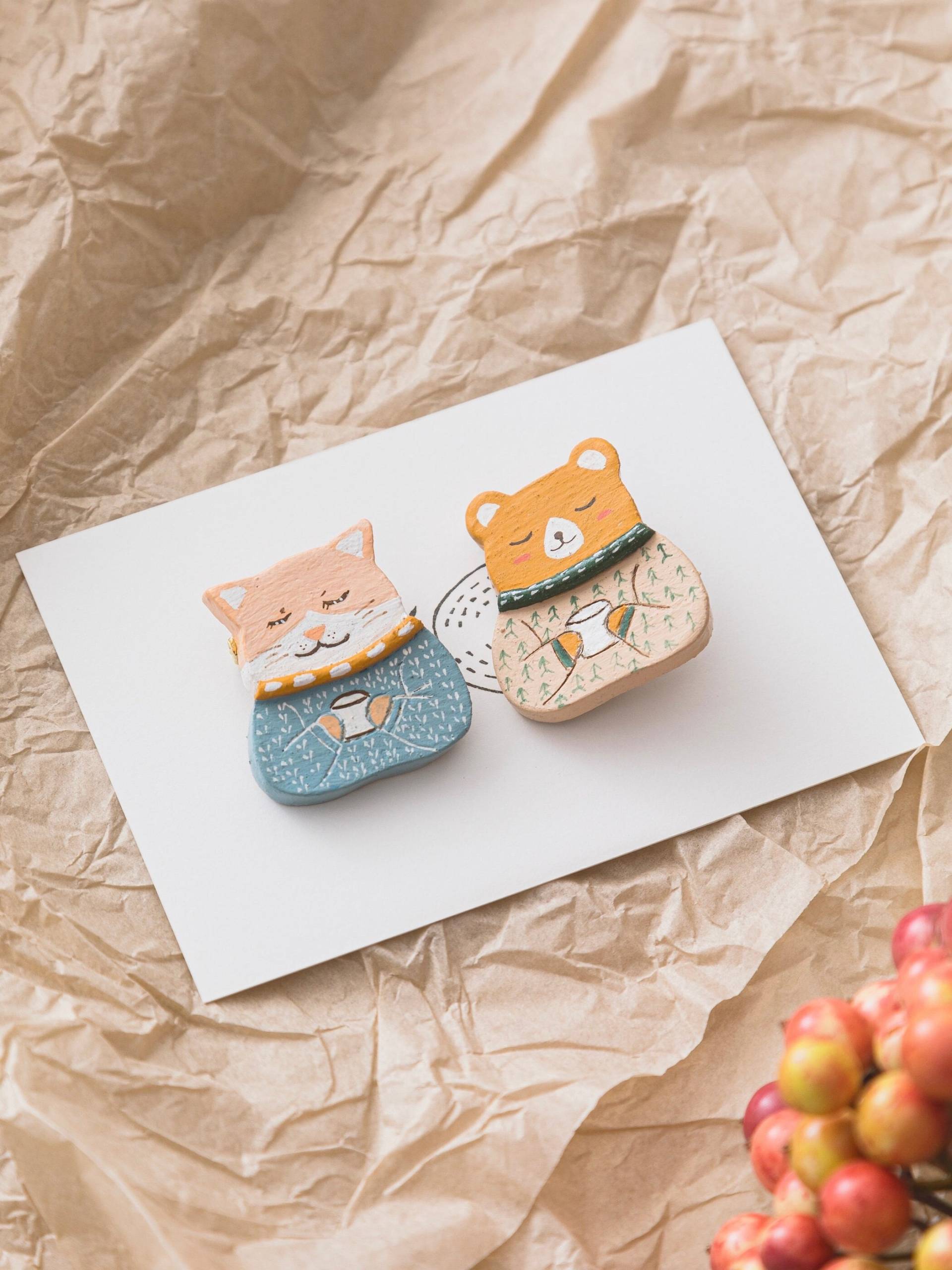 Handgemalte Kaffeekatze & Bär Broschen Original Design Pins Handgemalte Kaffeekatze & Bär Broschen Original Design Pins von ReBenefitCN
