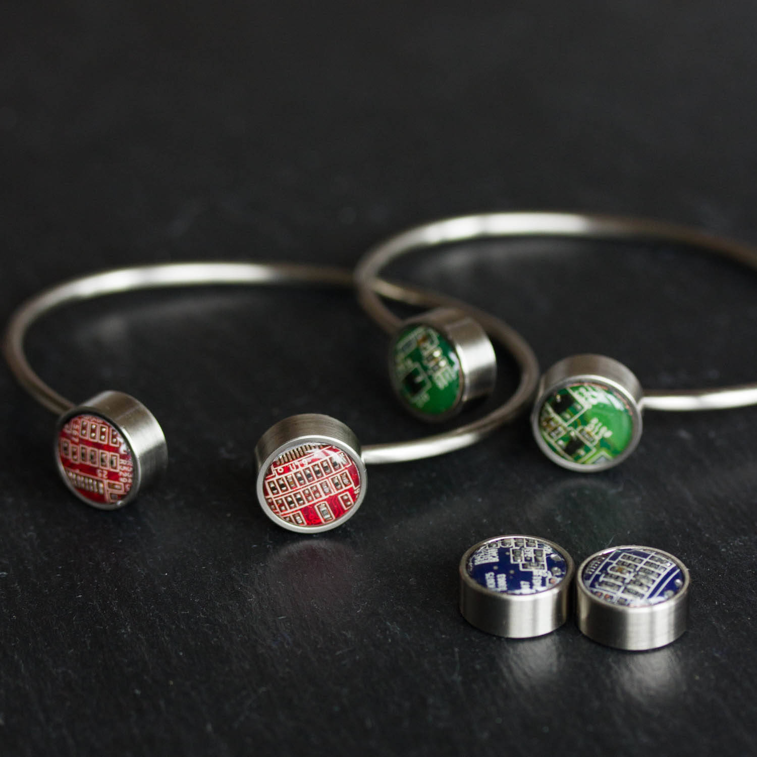 Armreif Armband Mit Austauschbaren Knöpfen, Recycelte Platine, Unisex von ReComputing