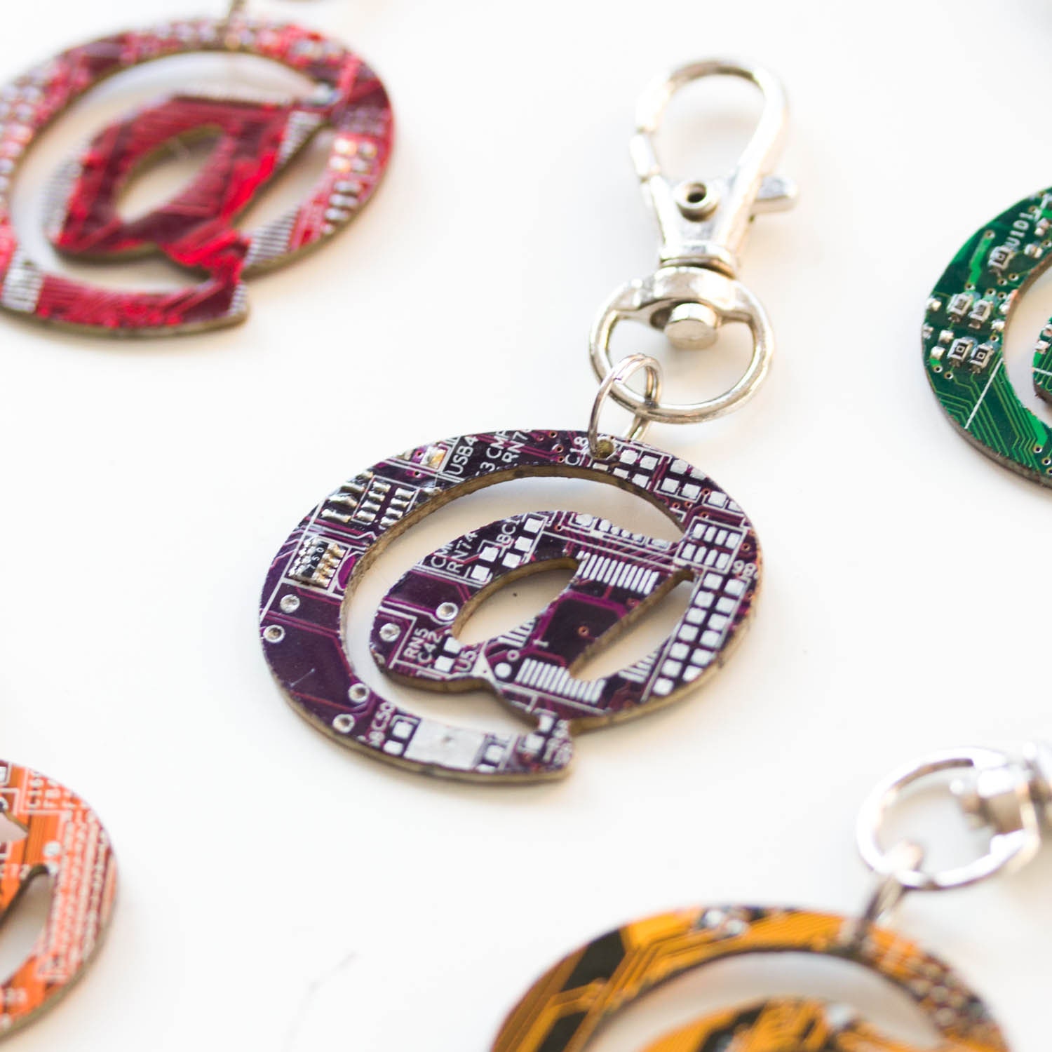 At Symbol Schlüsselanhänger, Schlüsselanhänger Aus Recycelter Platine, Taschenanhänger, Einzigartiges Geschenk, Urban Style, Benutzerdefinierte Farbe von ReComputing