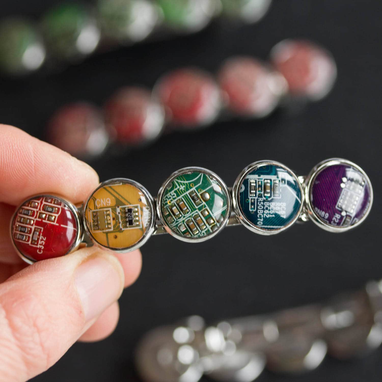 Bunte Haarspange Aus Recycelter Platine, Haarspange, Einzigartiges Haaraccessoire von ReComputing