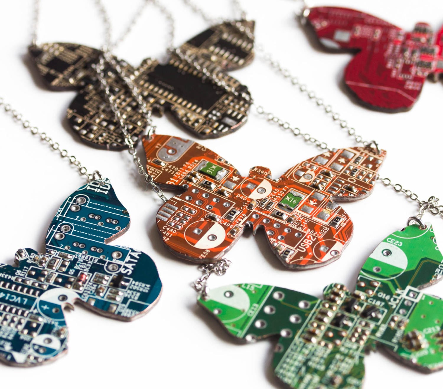 Geeky Schmetterling Halskette - Moderner Schmuck Recycelter Computerschmuck von ReComputing